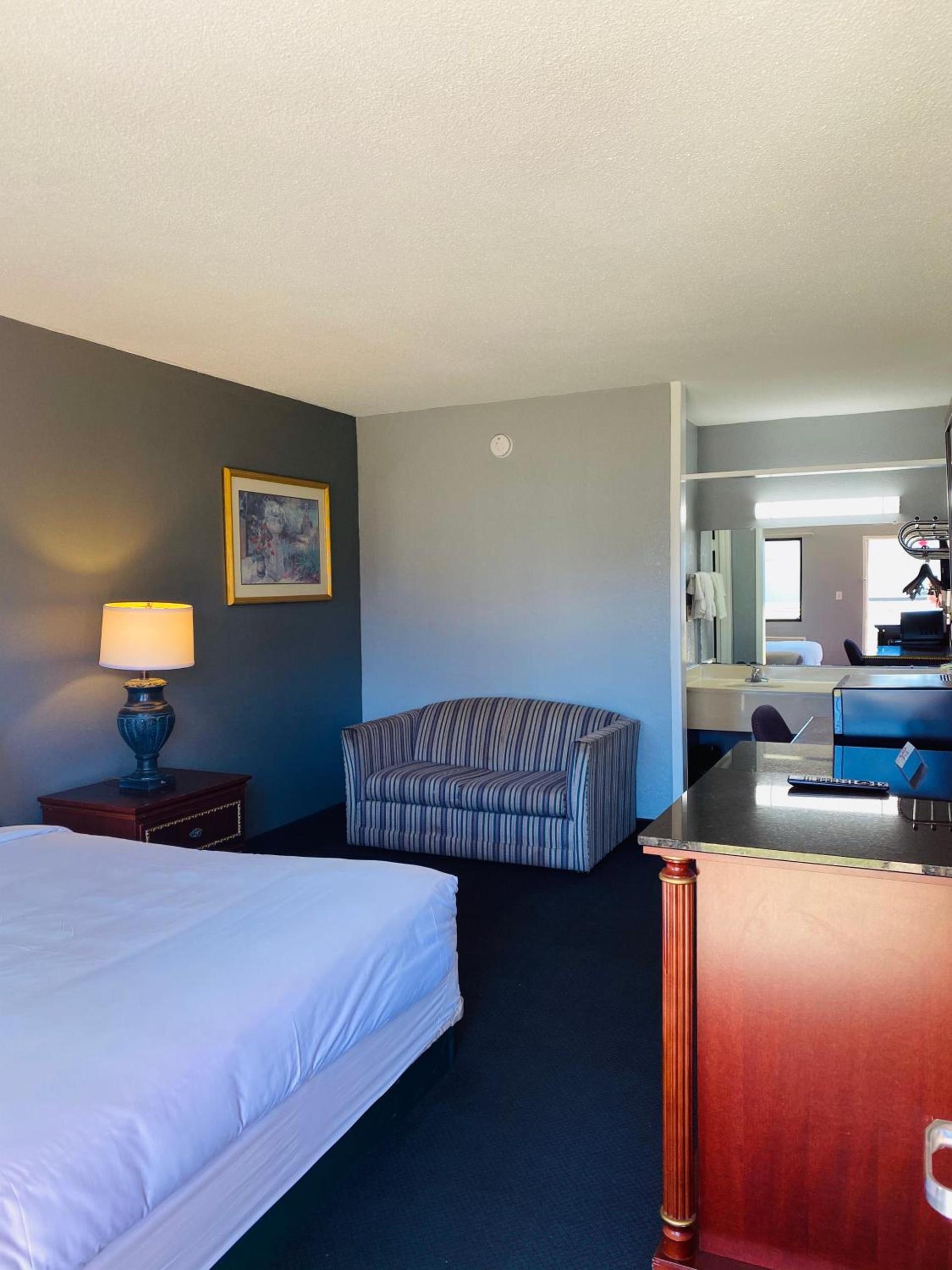 Traveler's Place Inn & Suites photo 47