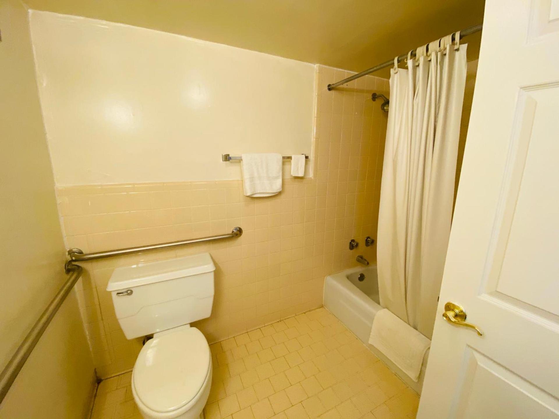 Traveler's Place Inn & Suites photo 29