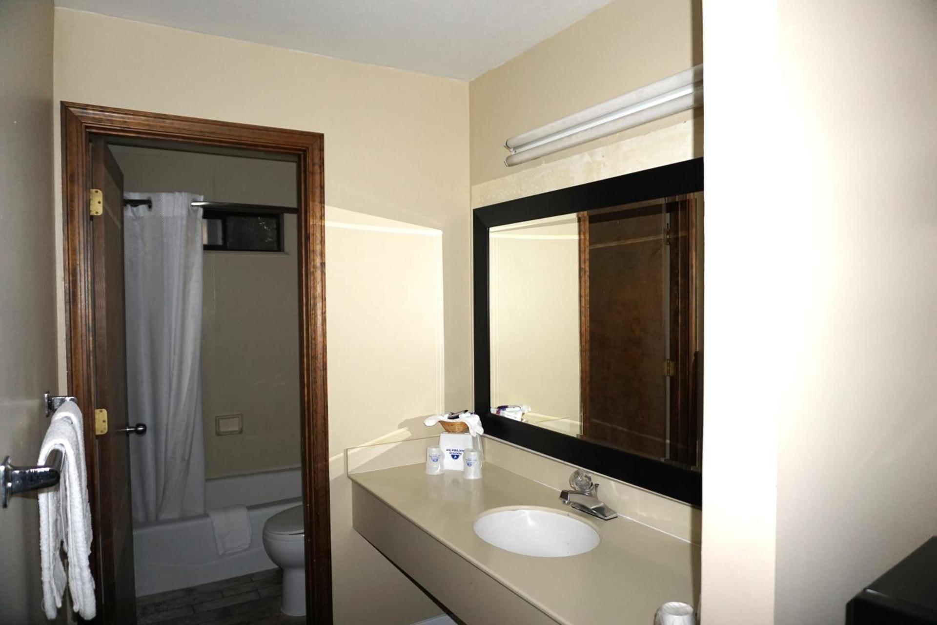 Travelodge by Wyndham Concord photo 11