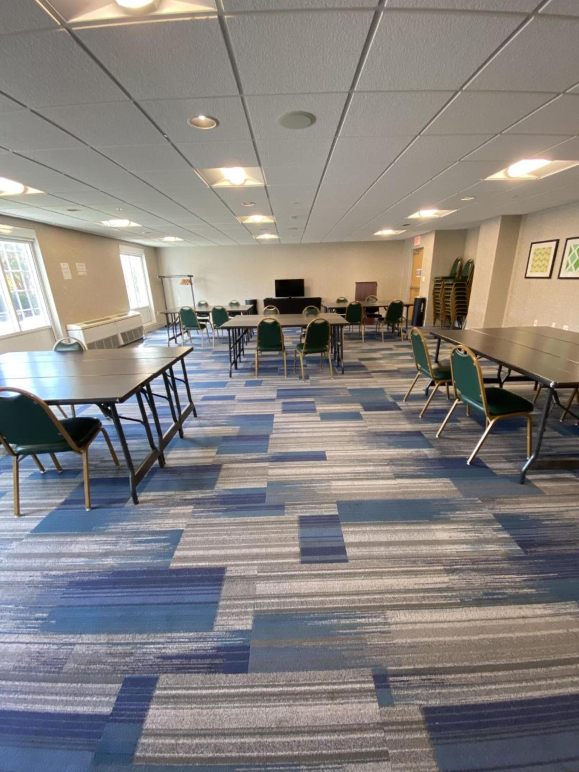 Holiday Inn Express Hotel & Suites Warrenton by IHG photo 27