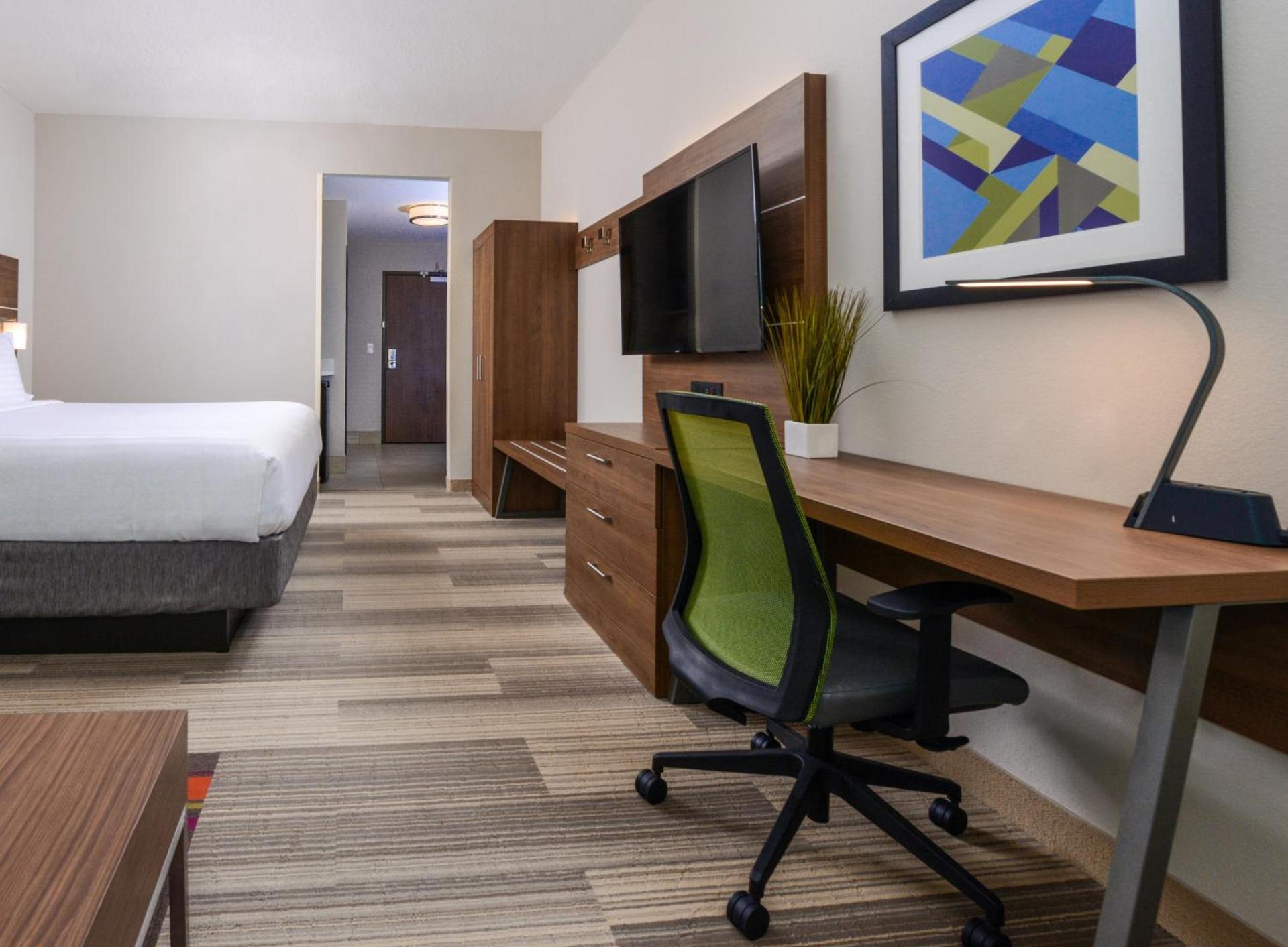 Holiday Inn Express & Suites - Ruskin by IHG photo 9