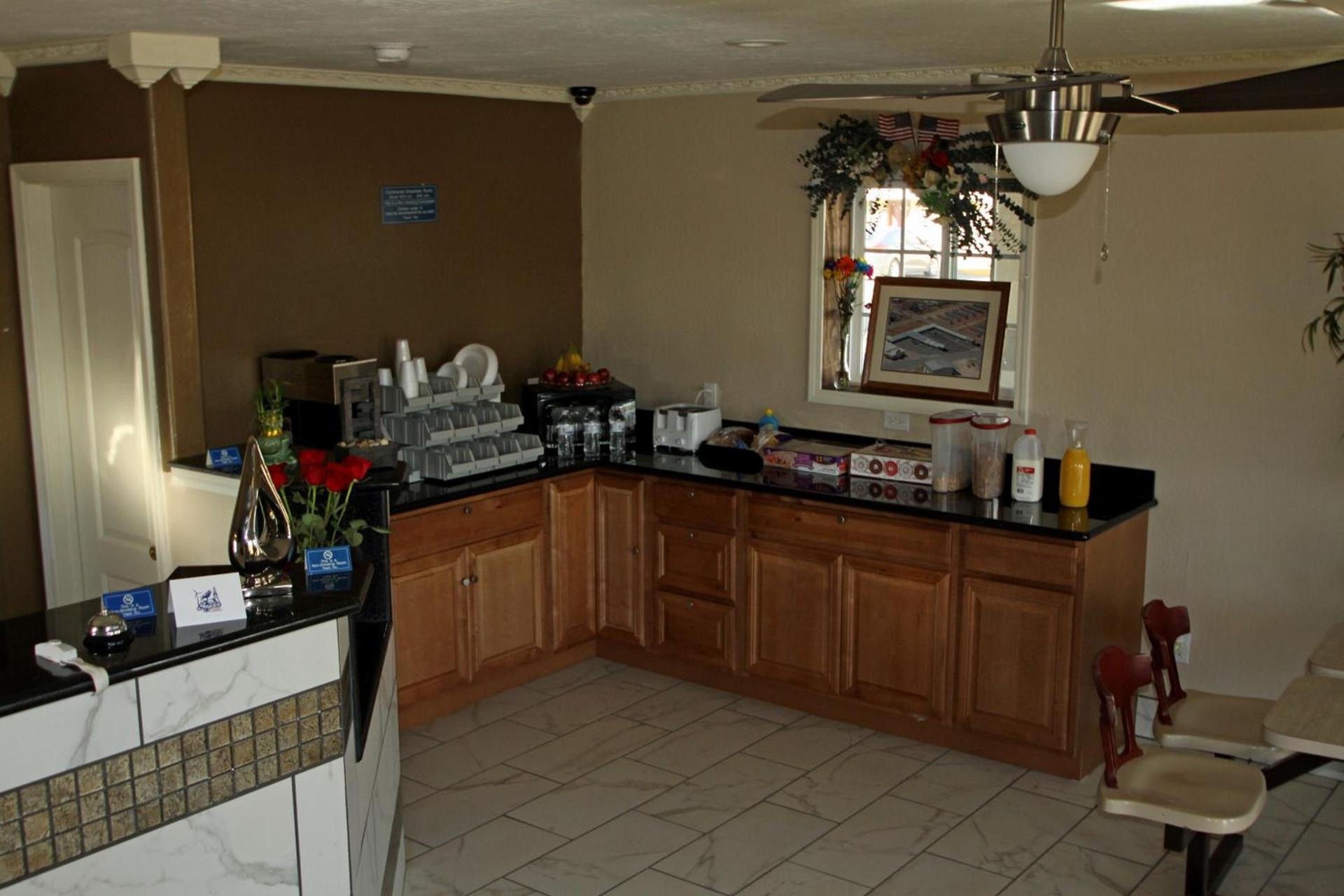 Executive Inn Snyder photo 25