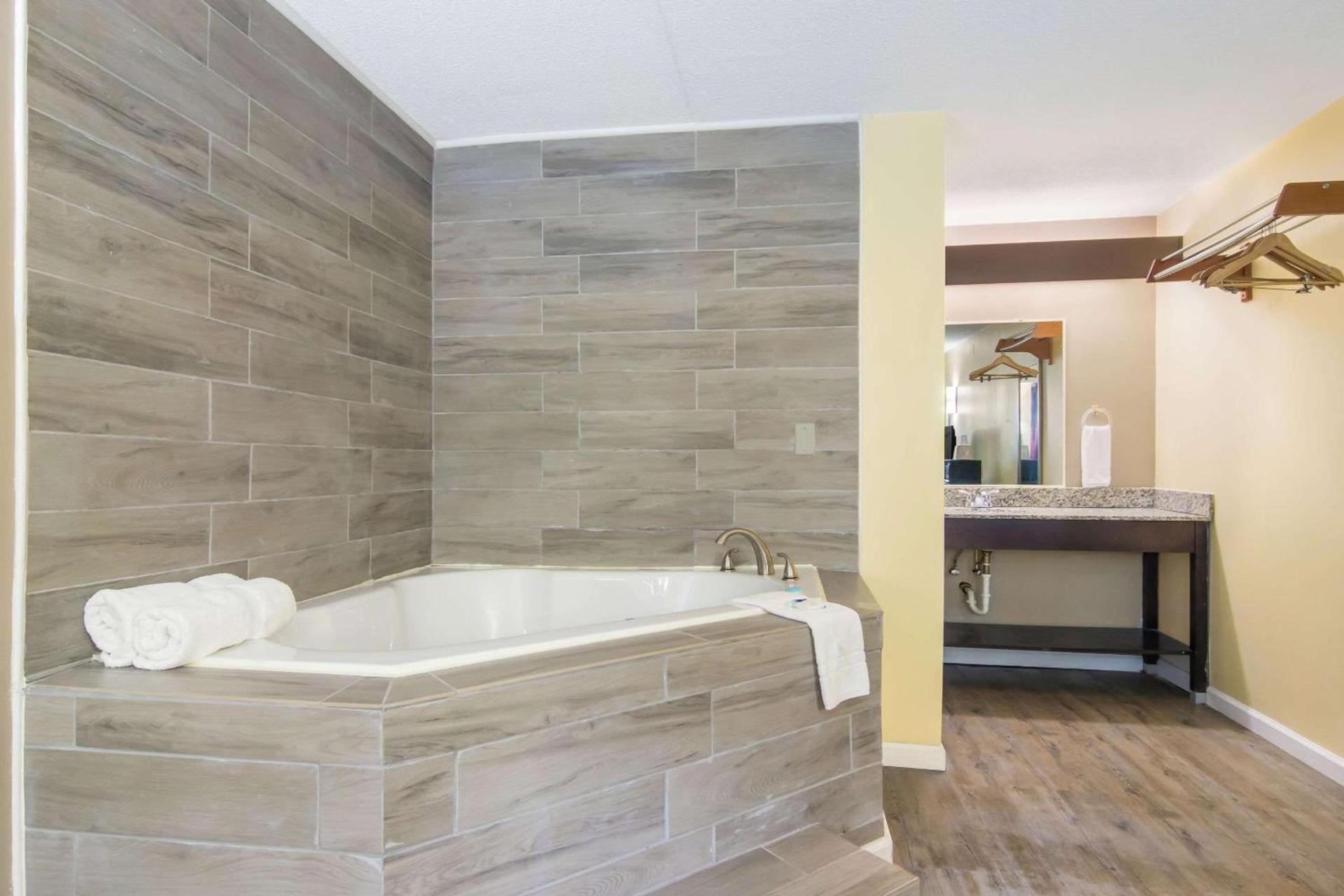 Rodeway Inn & Suites Monroeville-Pittsburgh photo 19