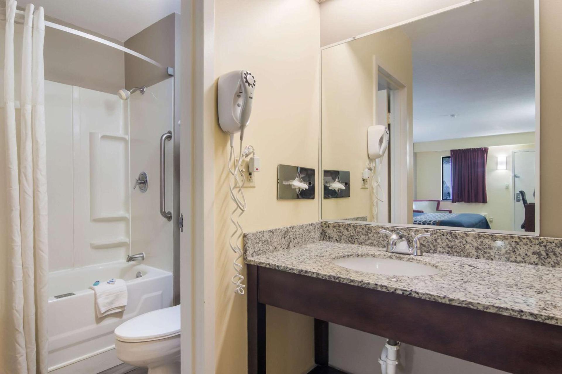 Rodeway Inn & Suites Monroeville-Pittsburgh photo 23