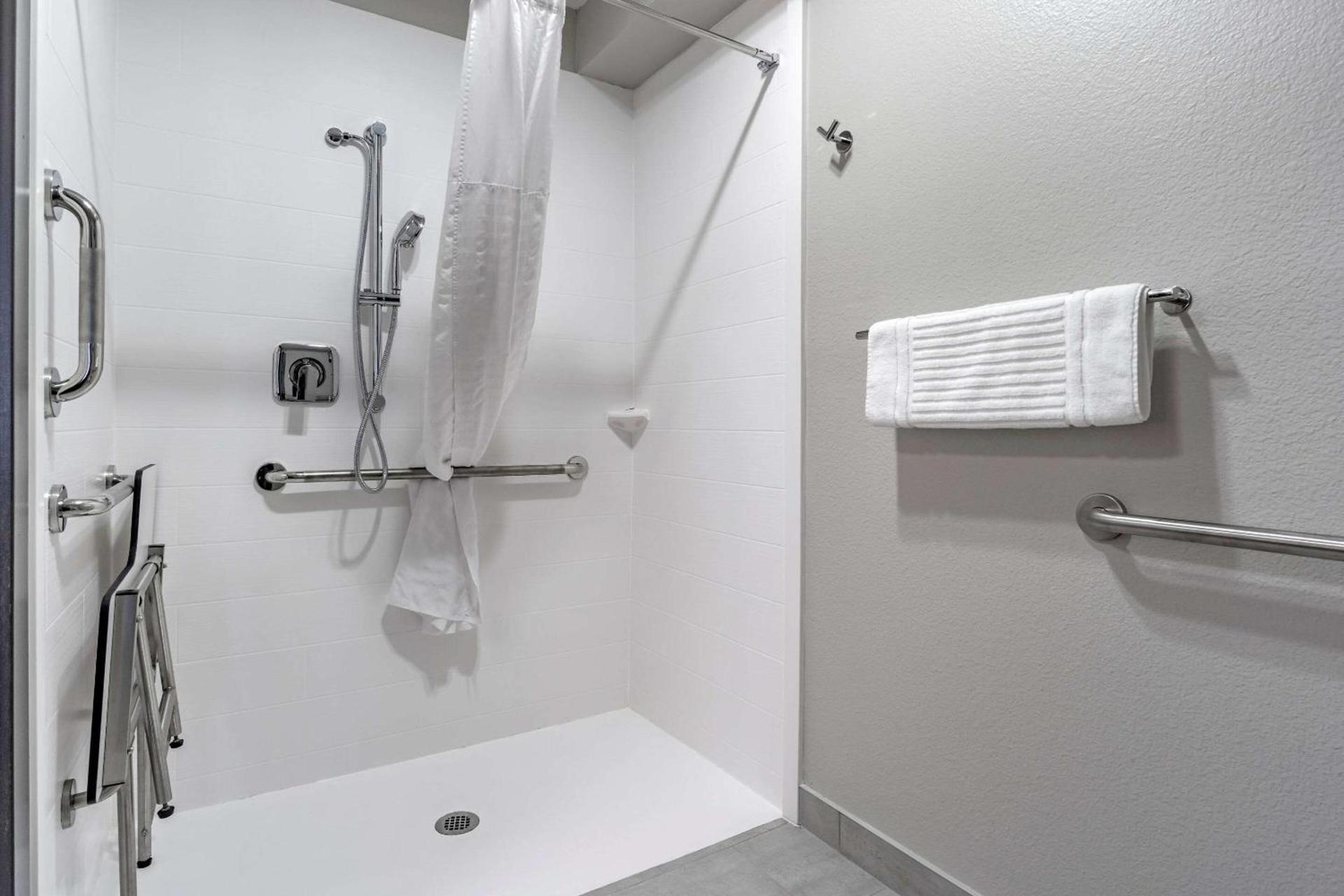 Comfort Inn & Suites Pacific - Auburn photo 61