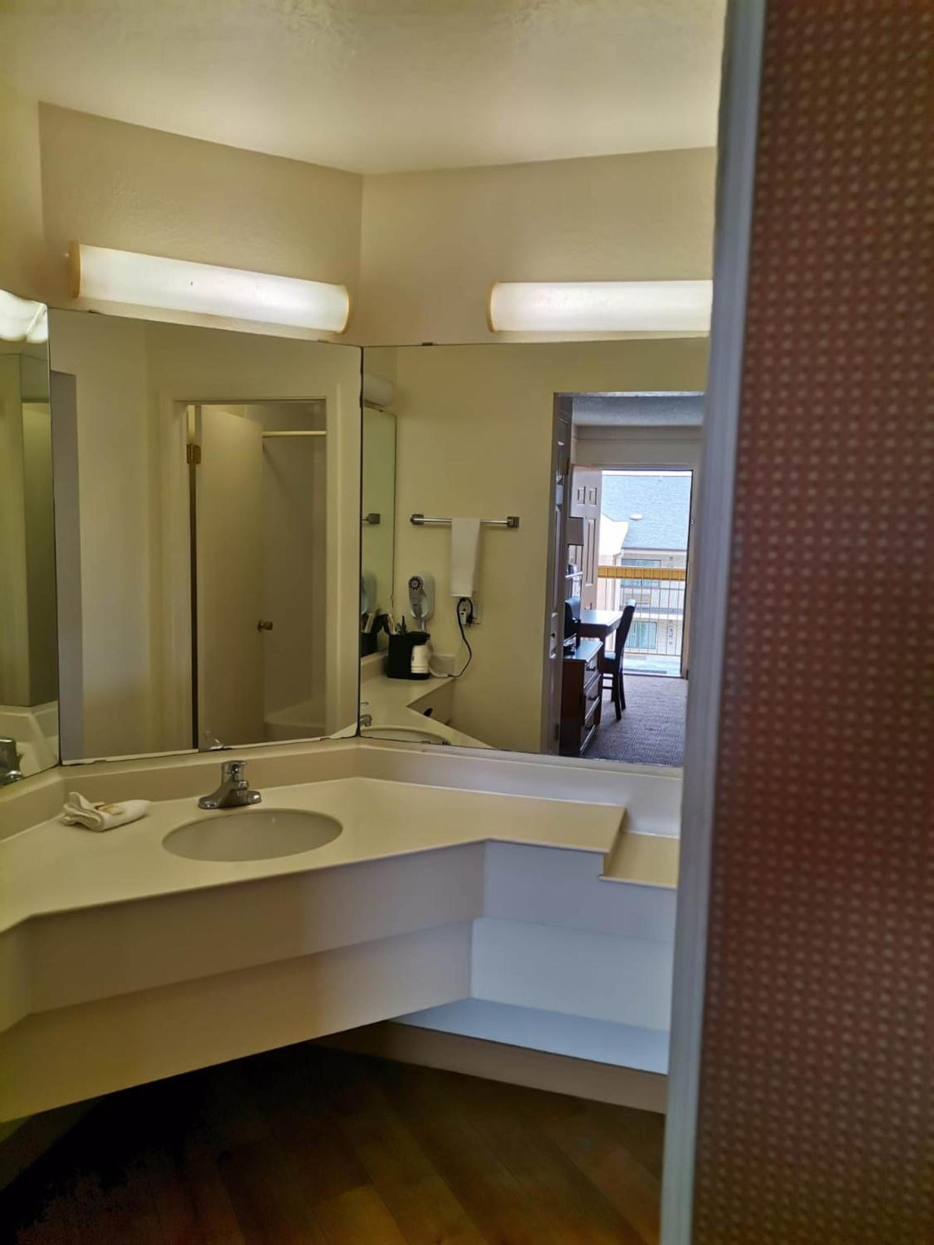 Super 8 by Wyndham San Antonio Near SeaWorld Ingram Park photo 35