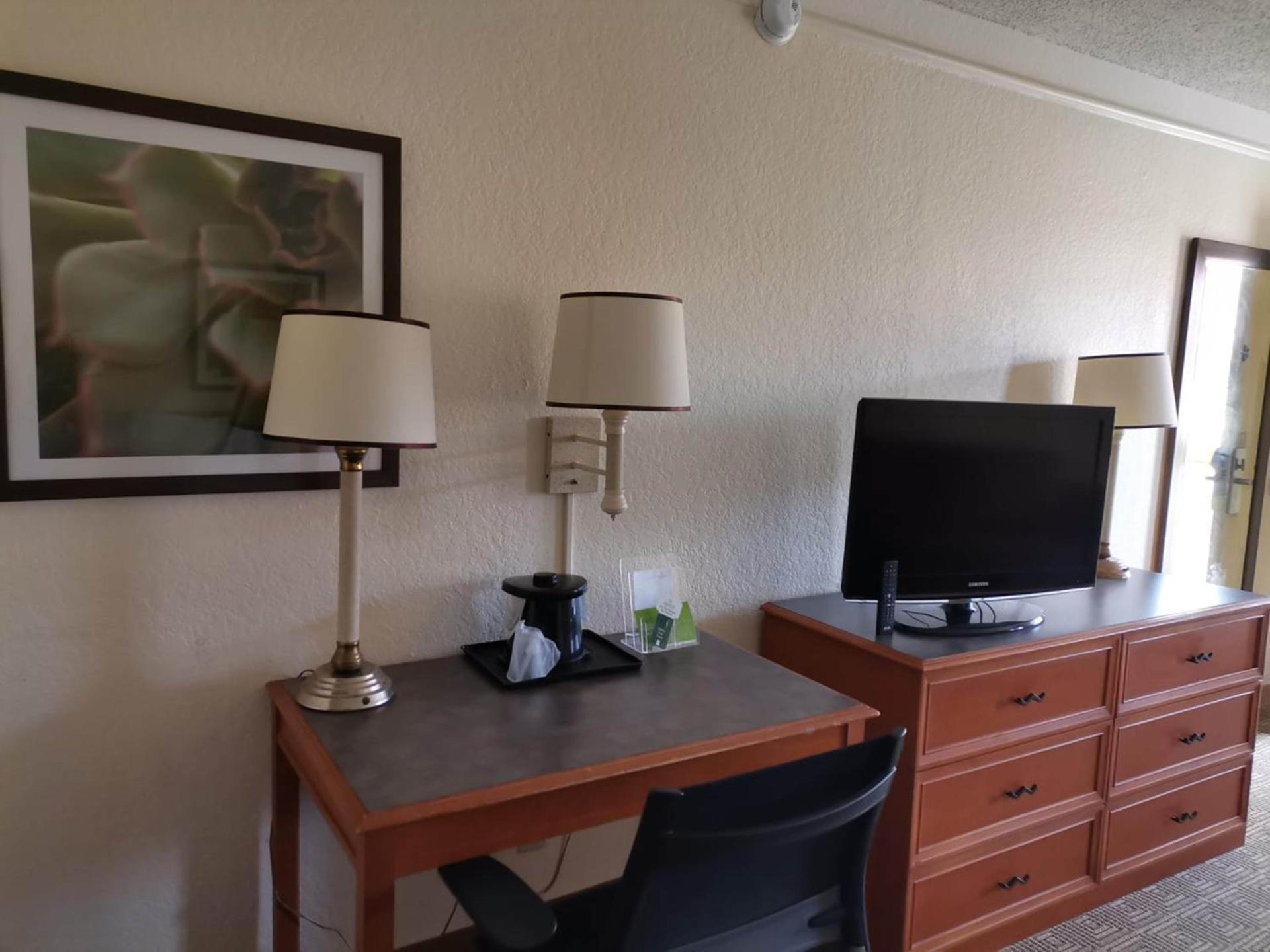 Super 8 by Wyndham San Antonio Near SeaWorld Ingram Park photo 31