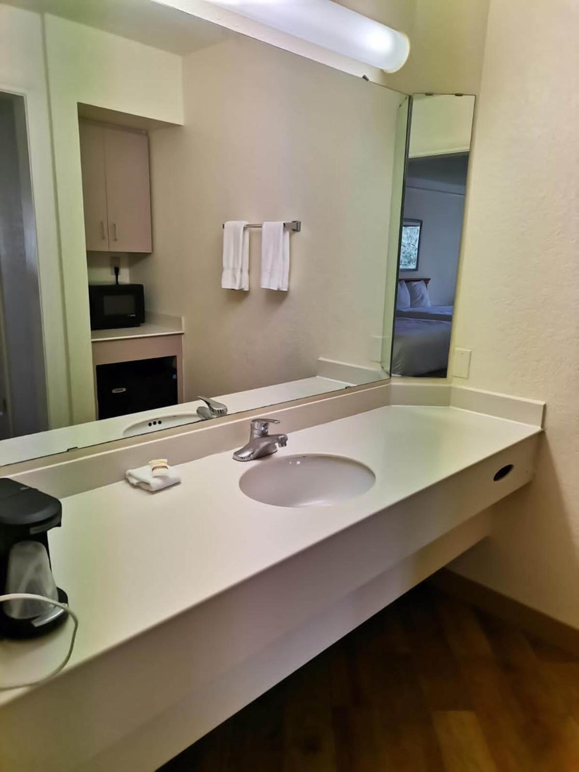 Super 8 by Wyndham San Antonio Near SeaWorld Ingram Park photo 28