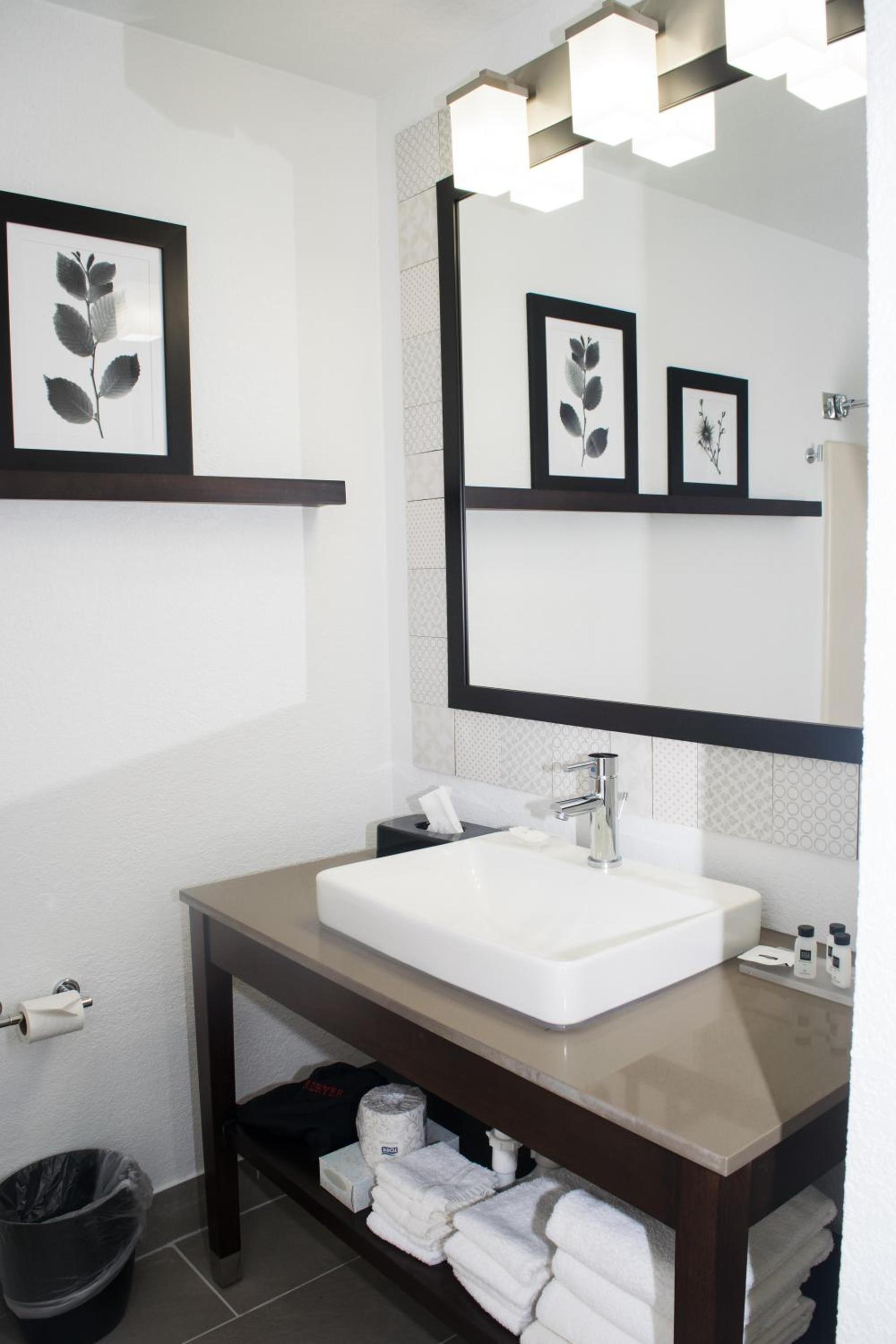 Country Inn & Suites by Radisson, Freeport, IL photo 60