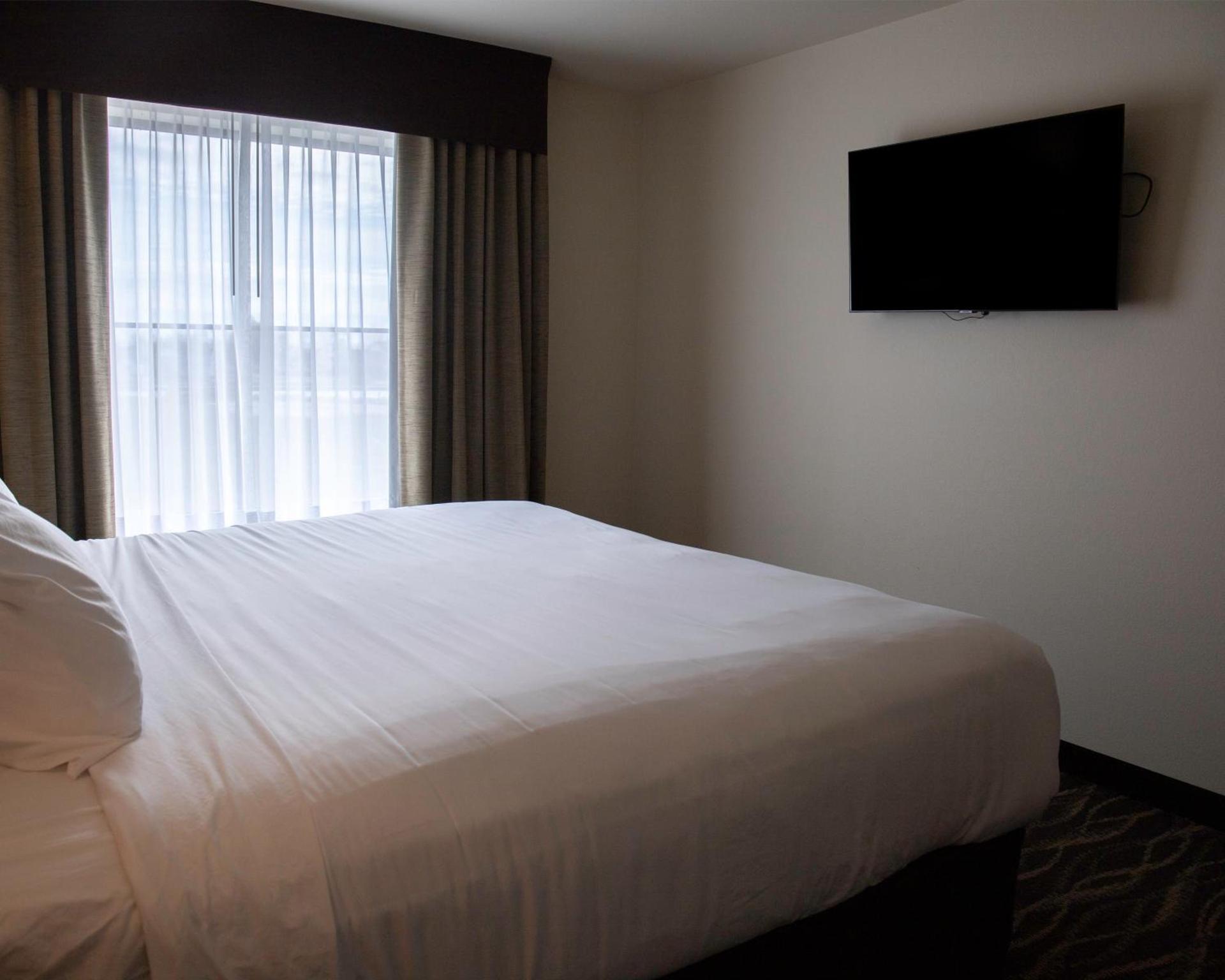 Cobblestone Hotel & Suites - Two Rivers photo 35