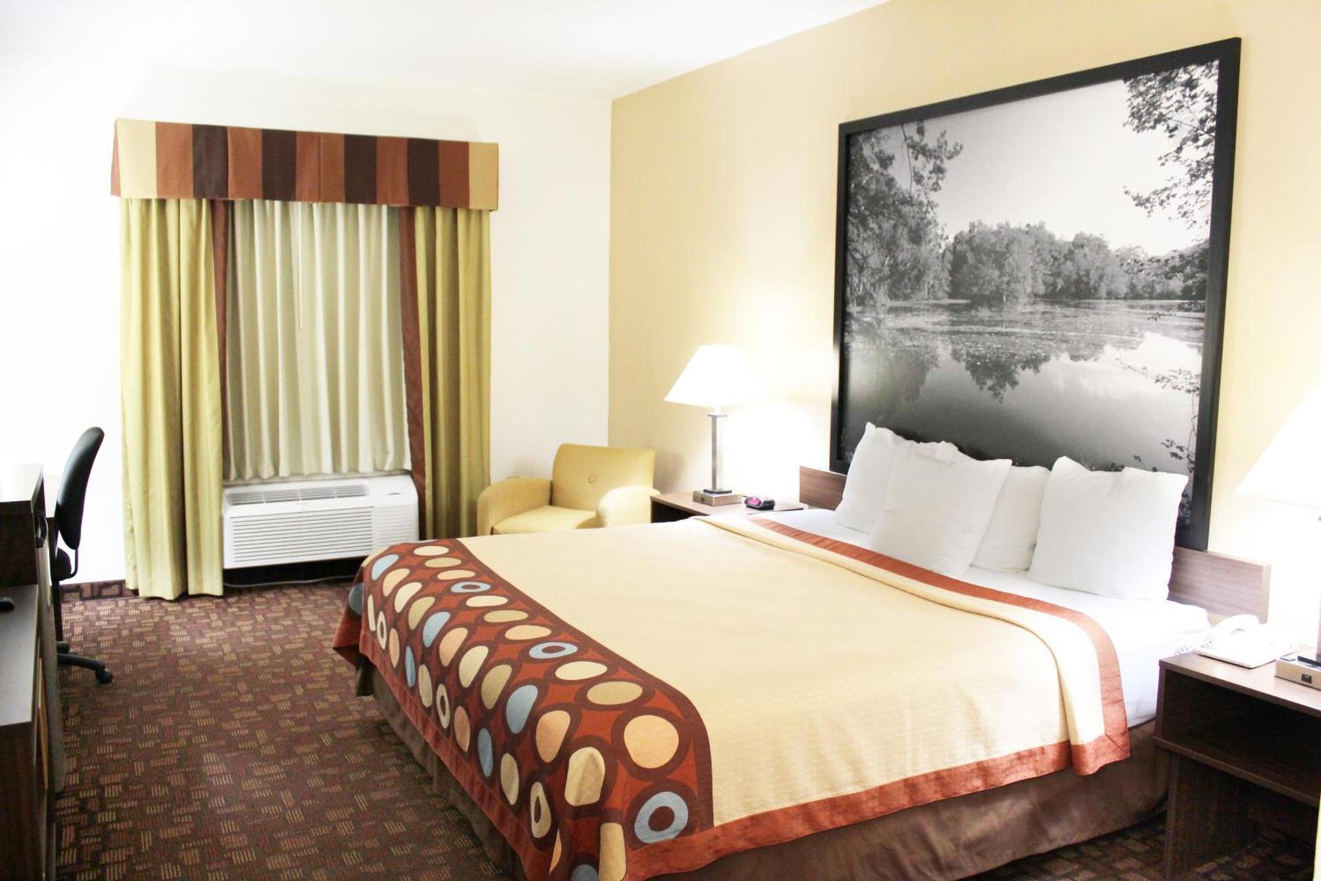 Super 8 by Wyndham Three Rivers photo 23