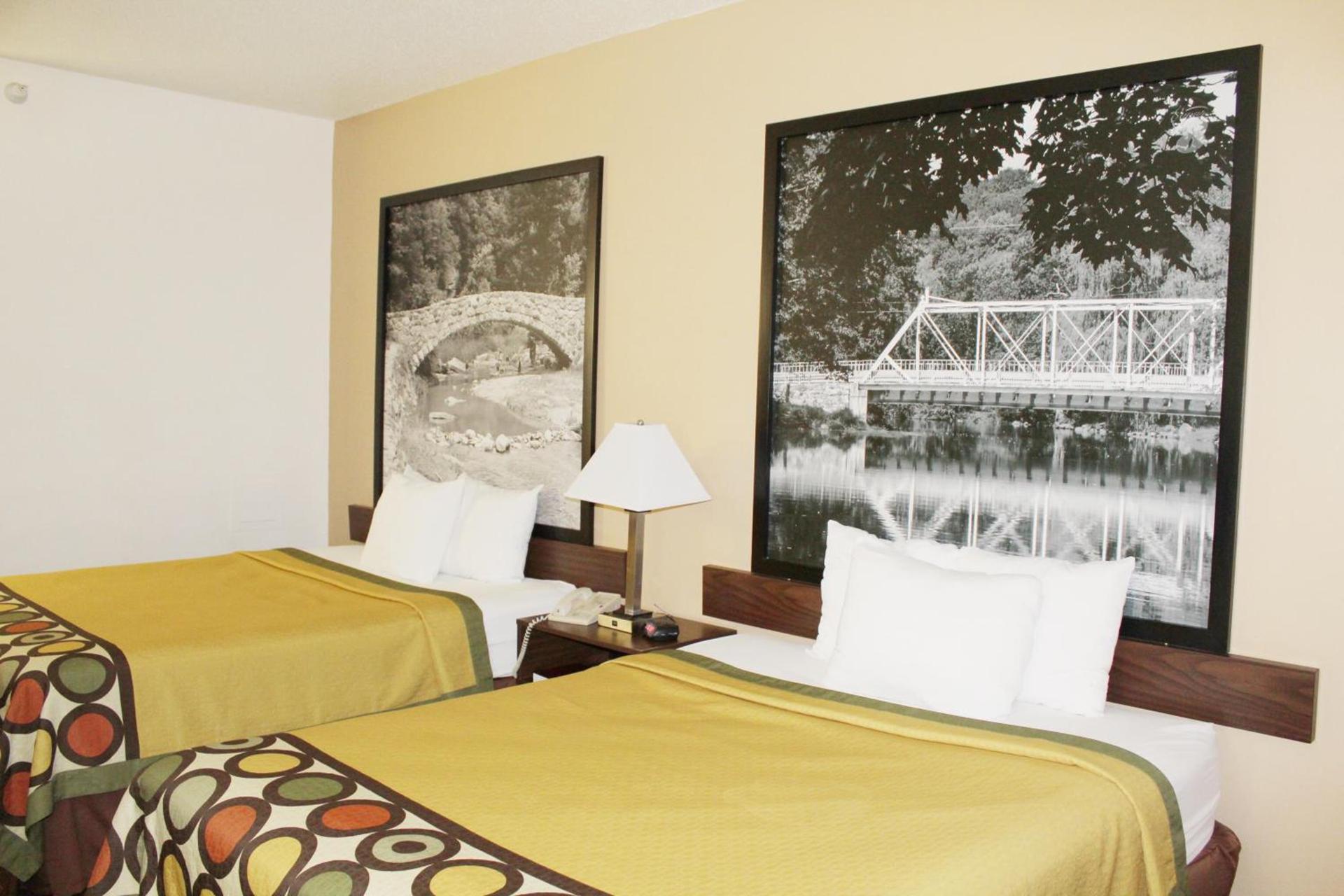 Super 8 by Wyndham Three Rivers photo 17
