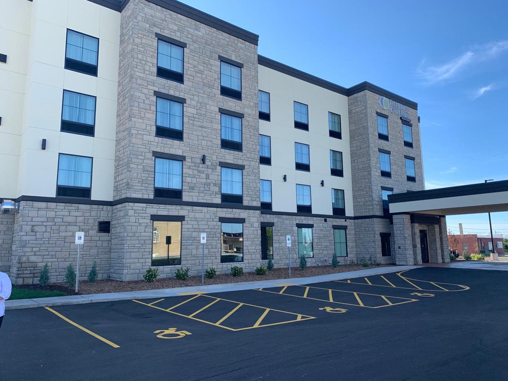 Cobblestone Hotel & Suites - Two Rivers photo 3