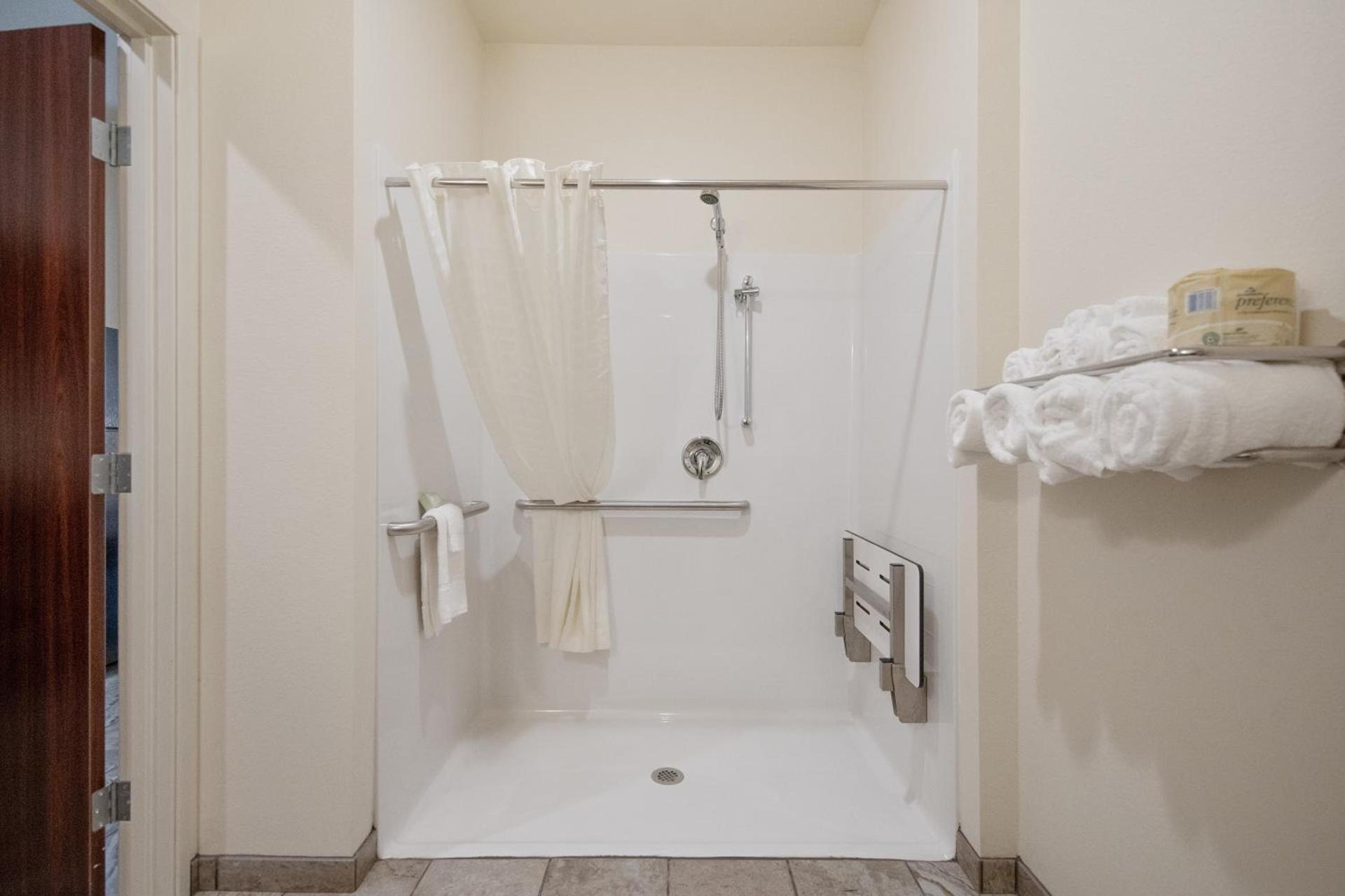 Cobblestone Hotel & Suites - Two Rivers photo 15