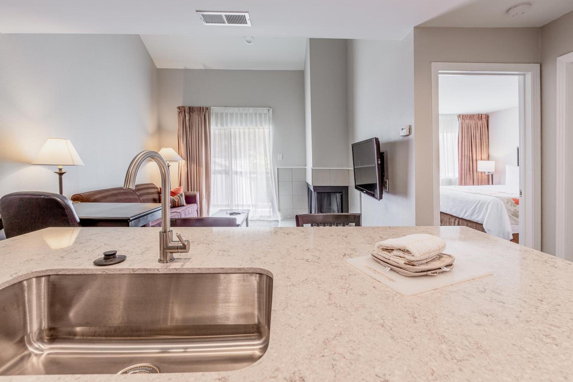 Value Suites Extended Stay - Arlington photo 2