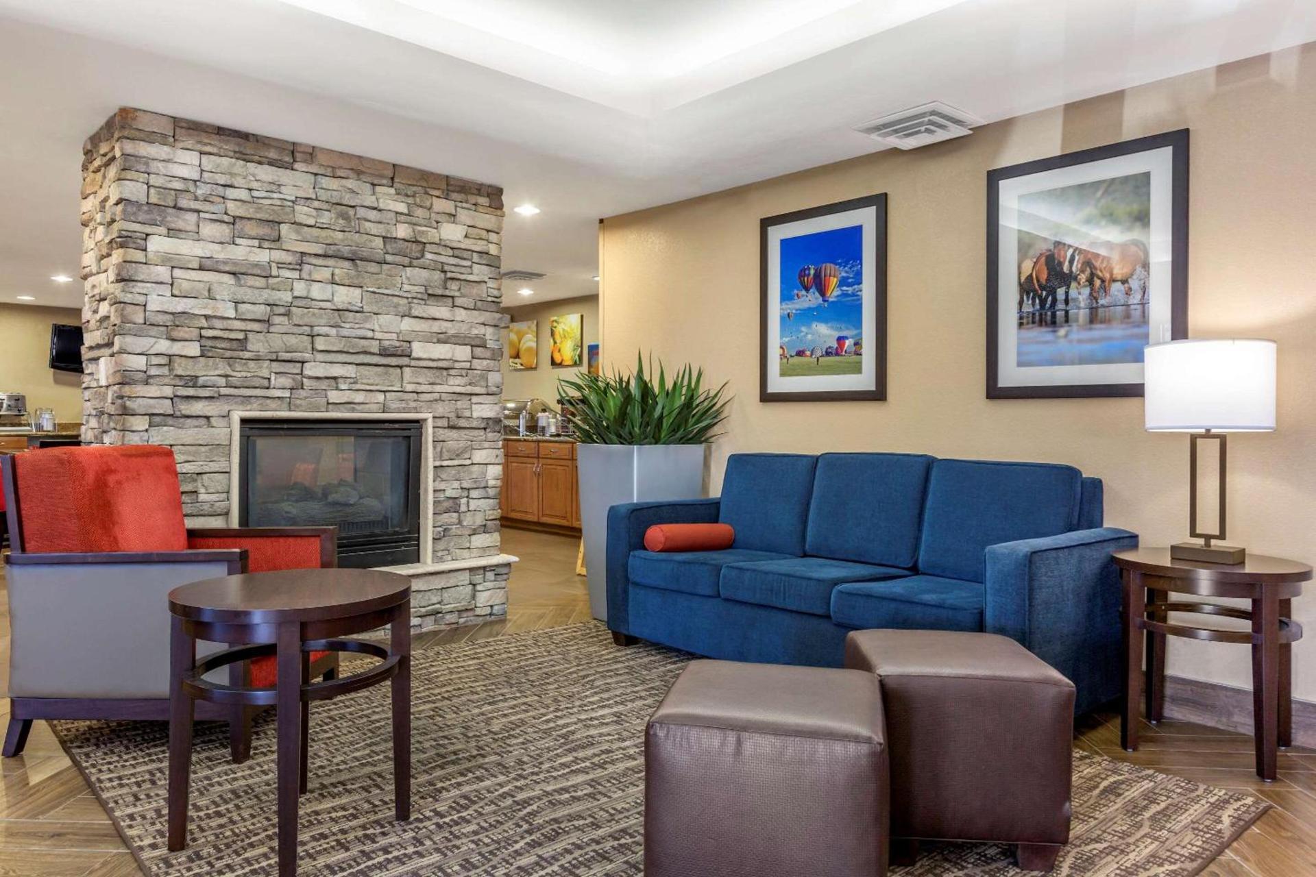 Comfort Inn & Suites Phoenix North - Deer Valley photo 4