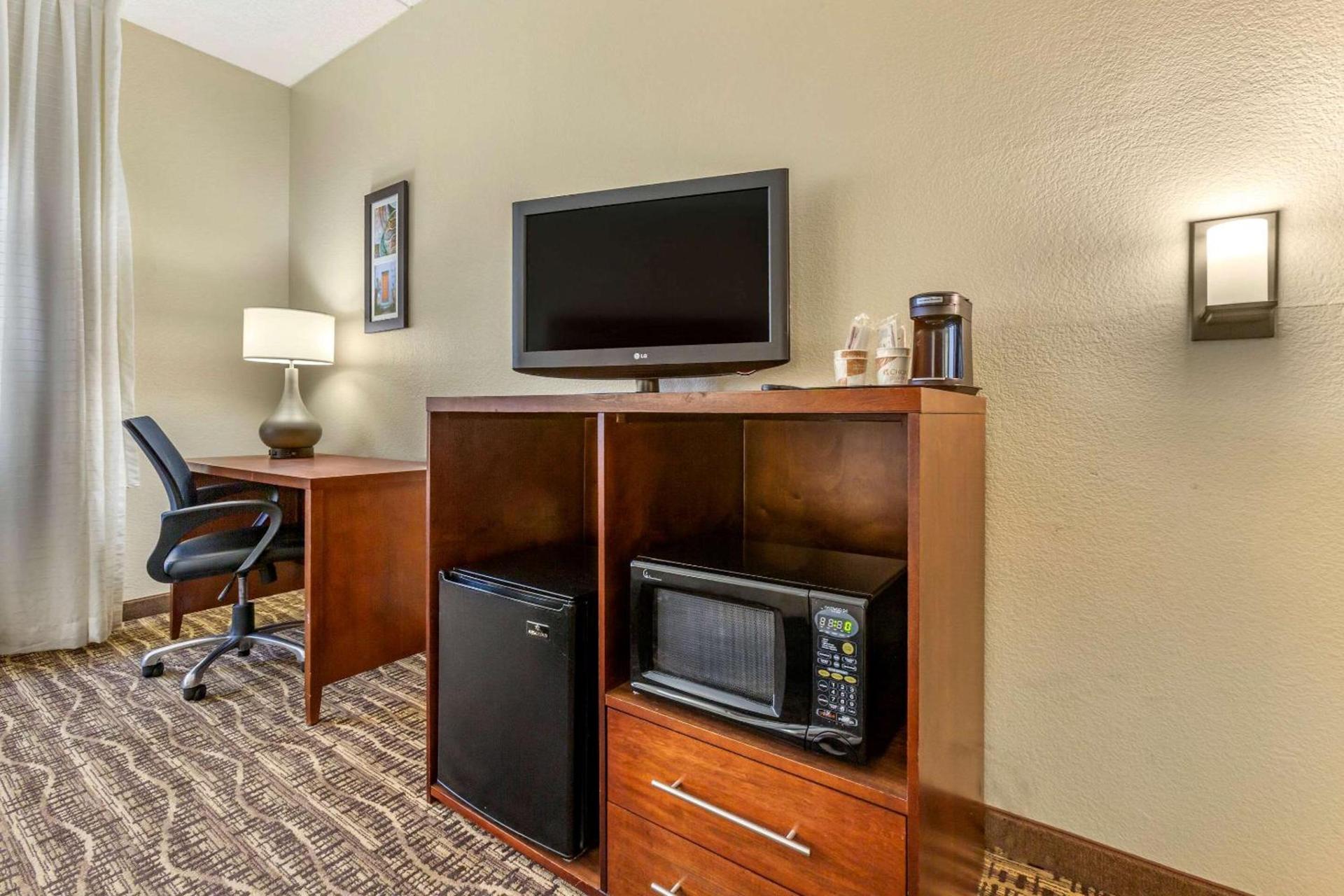 Comfort Inn & Suites Phoenix North - Deer Valley photo 9