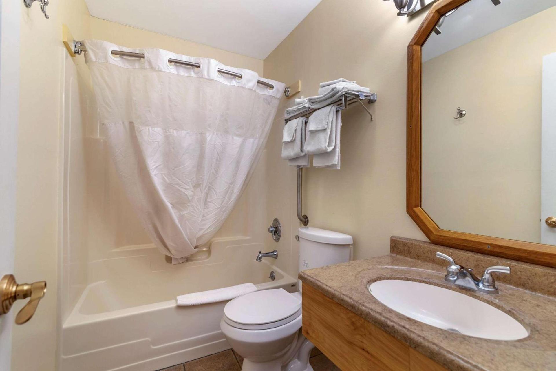 Rodeway Inn Lake George Outlets photo 6