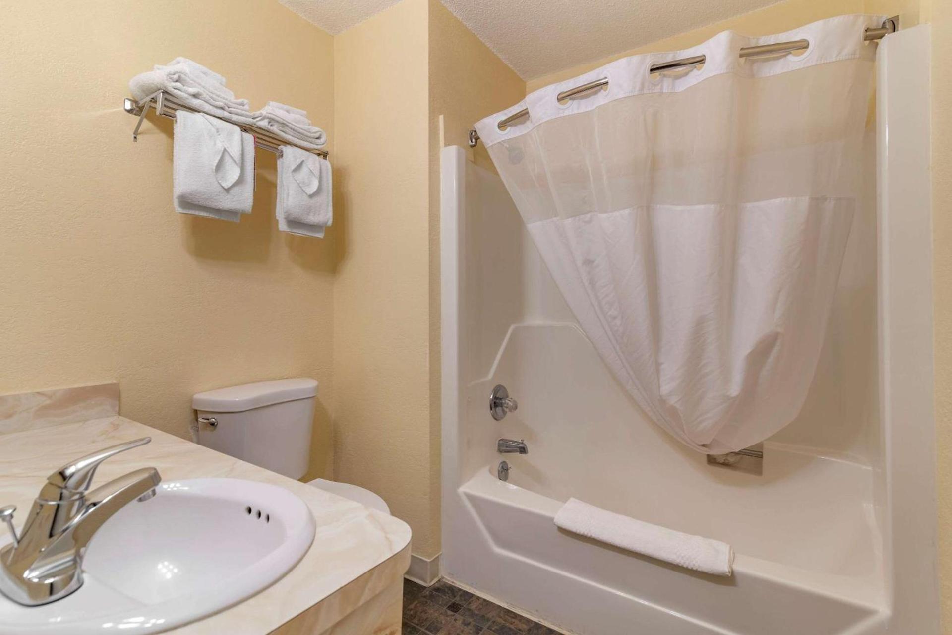 Rodeway Inn Lake George Outlets photo 16