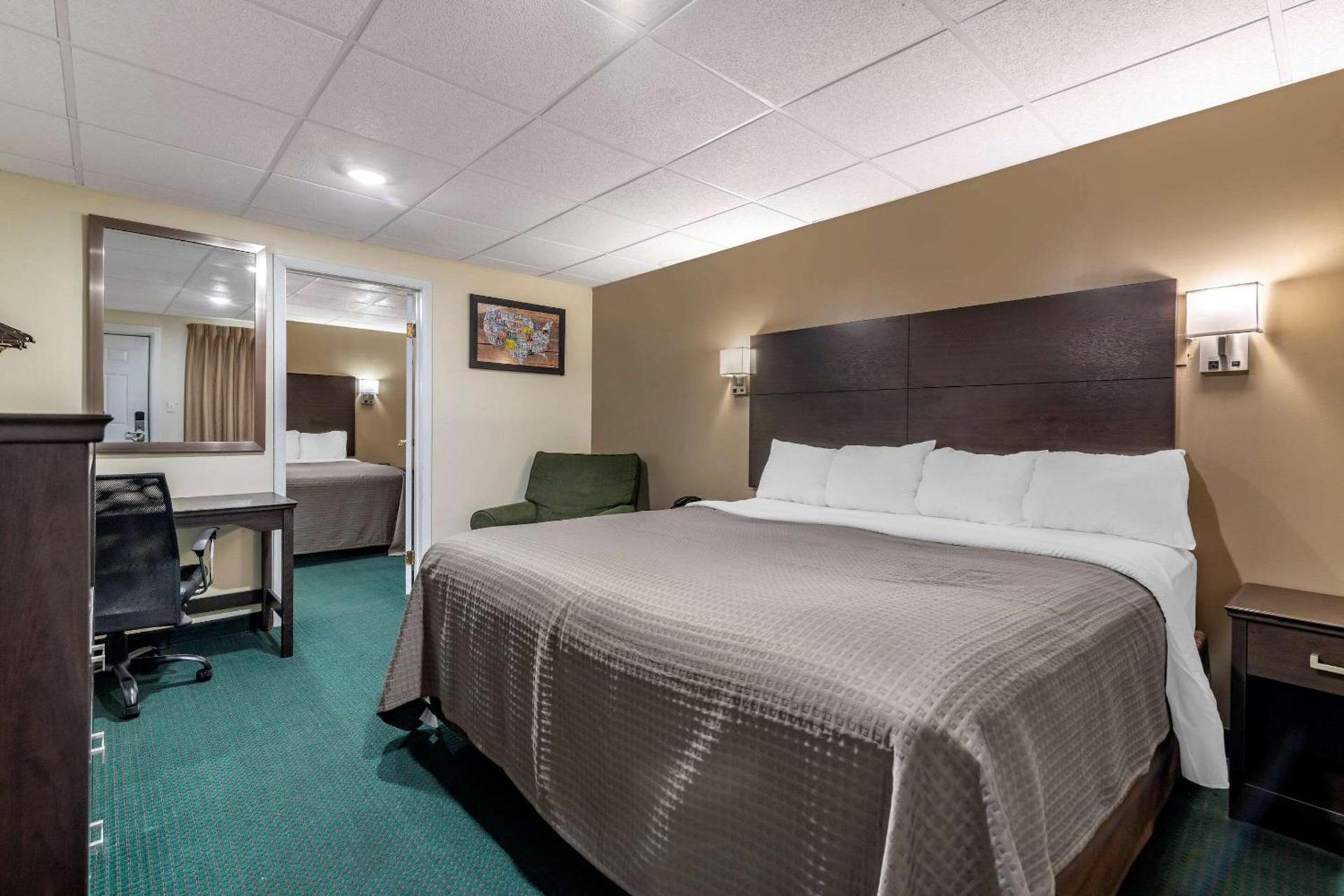 Rodeway Inn Lake George Outlets photo 17