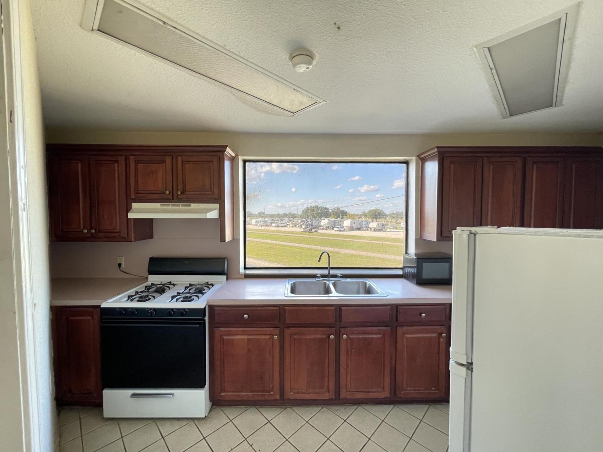 Days Inn & Suites by Wyndham Winnie photo 11