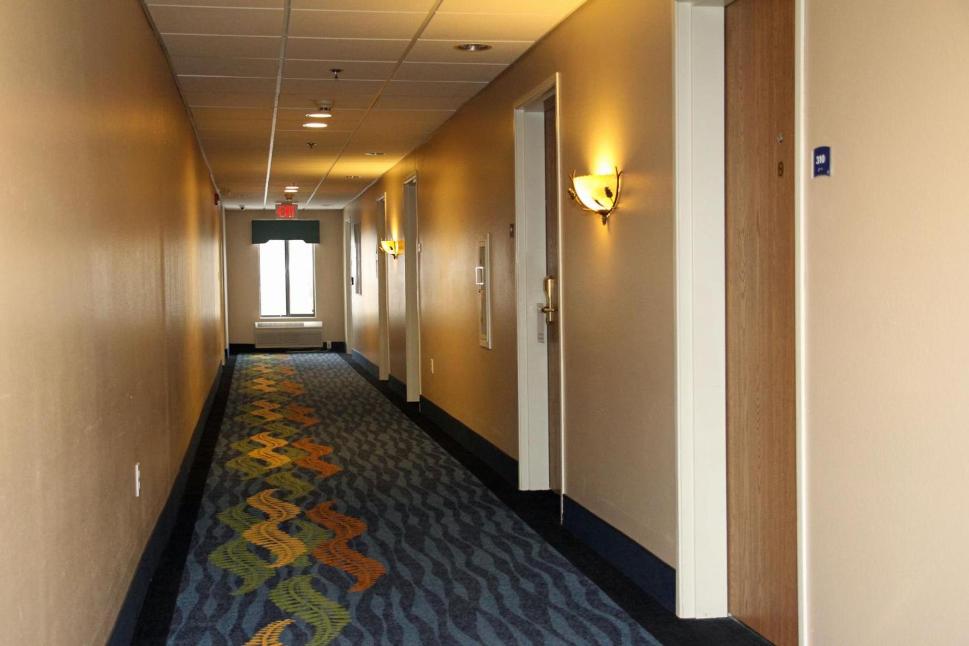 Beachfront Hotel Houghton Lake photo 35