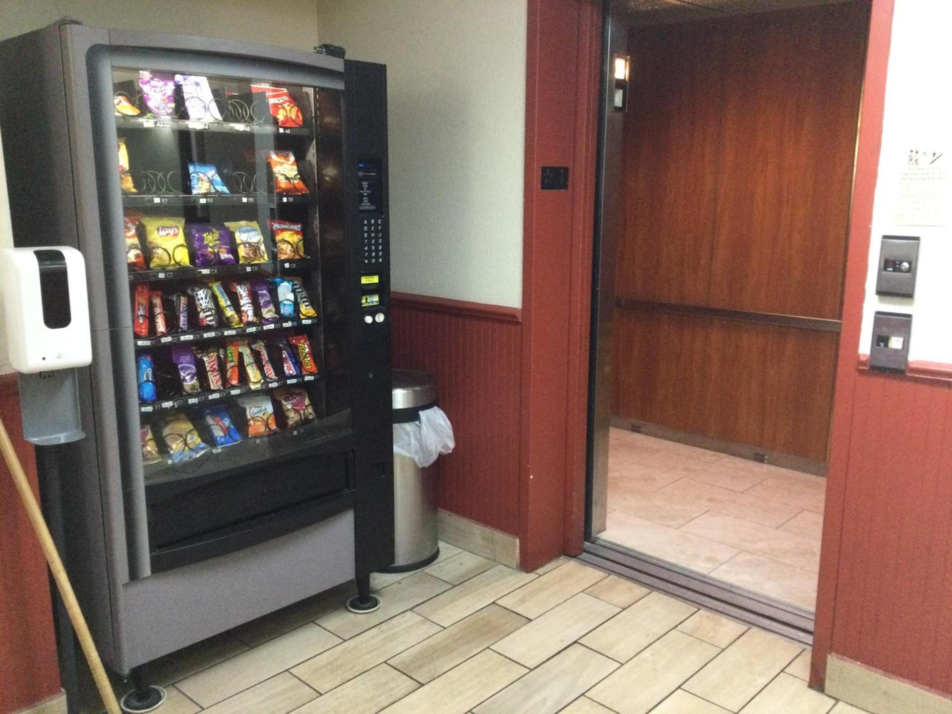 Super 8 by Wyndham Canton/Livonia Area photo 8