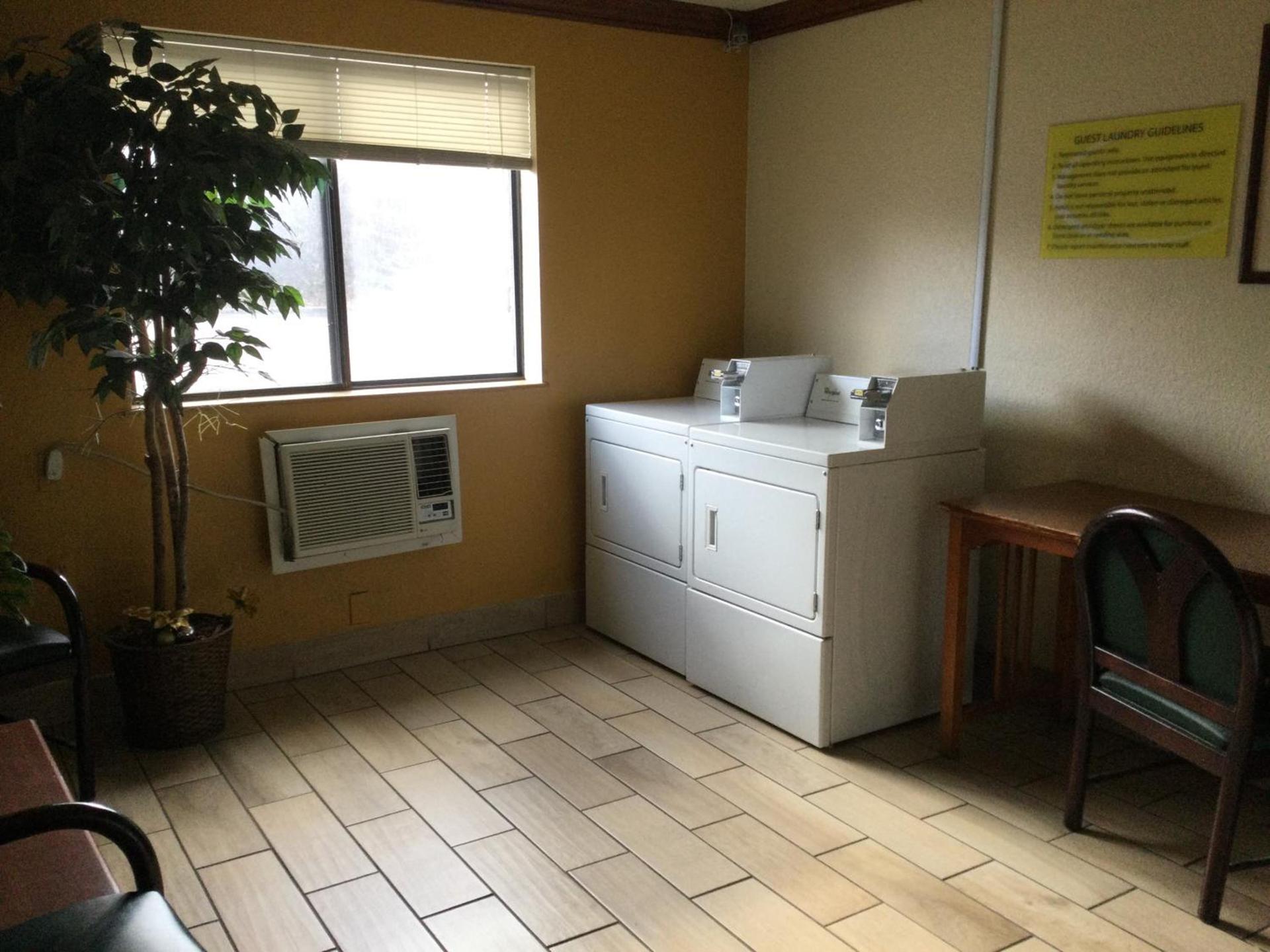 Super 8 by Wyndham Canton/Livonia Area photo 9