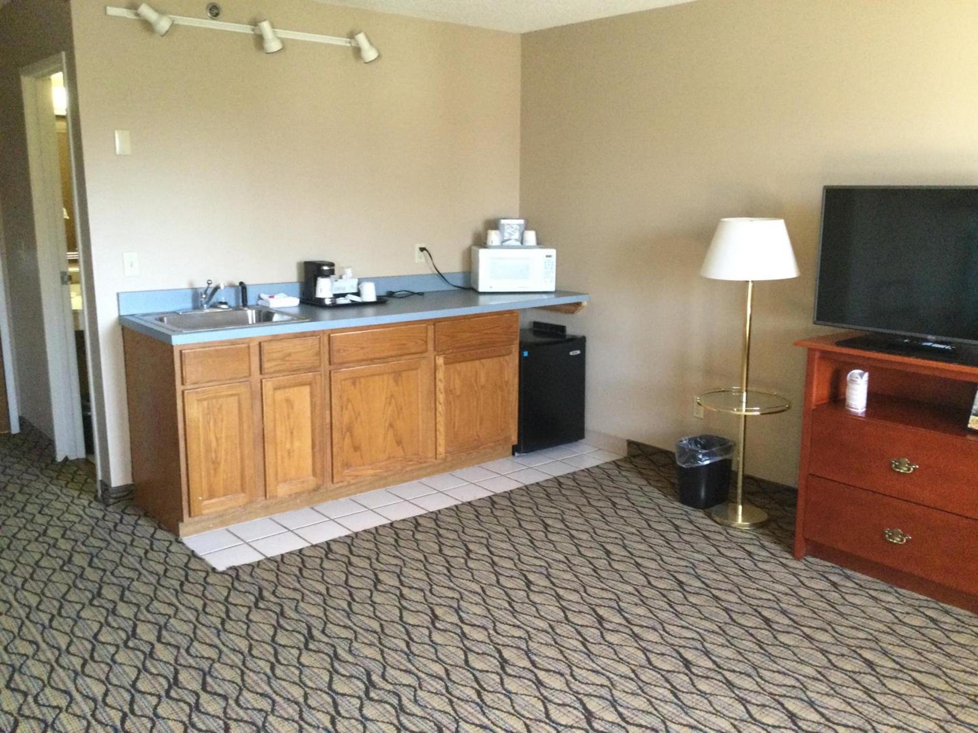 Super 8 by Wyndham Adrian photo 20