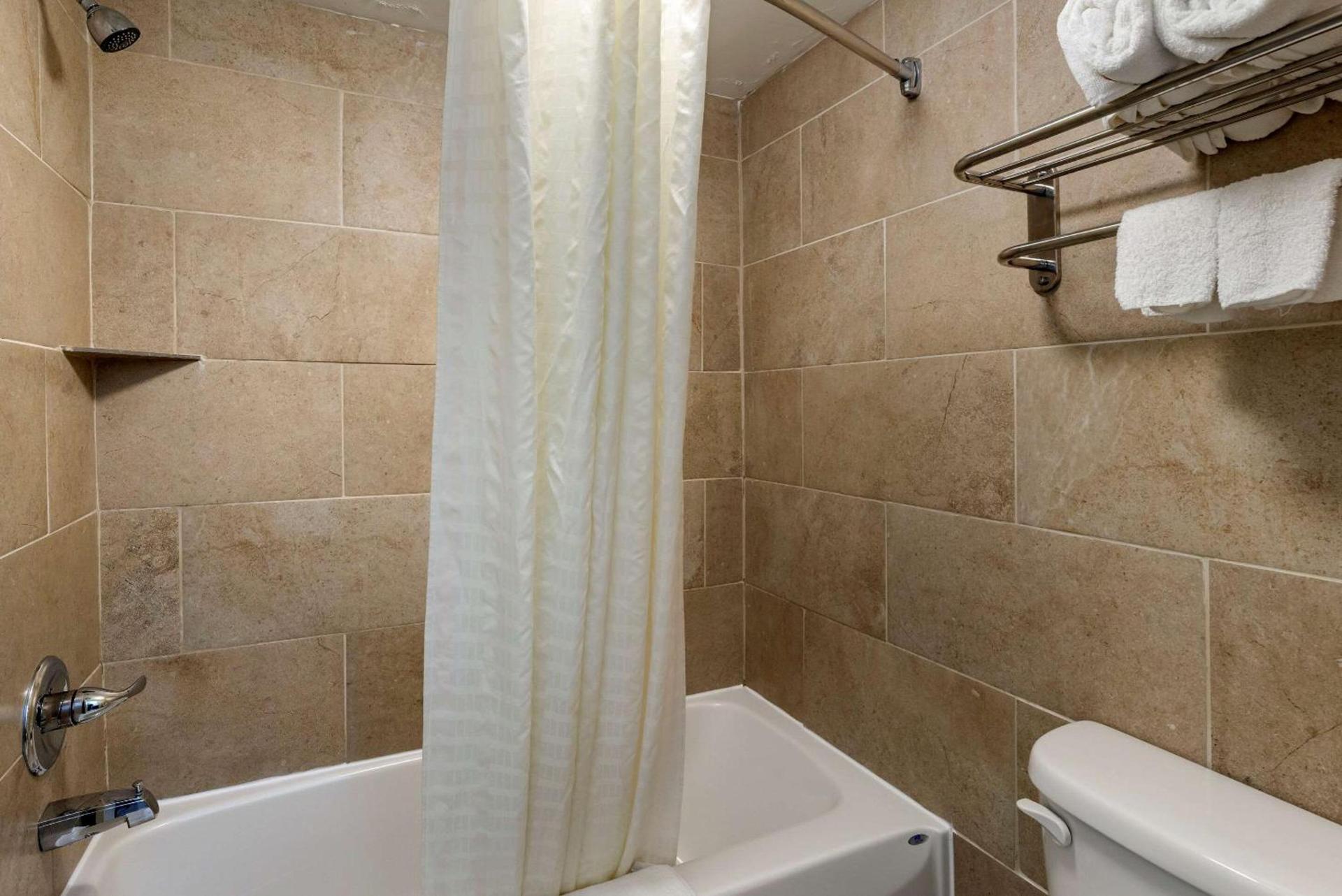 Econo Lodge Charlottesville North - University Area photo 10