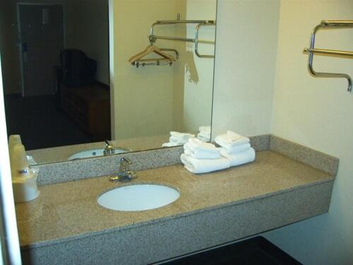 Travelers Inn & Suites photo 11