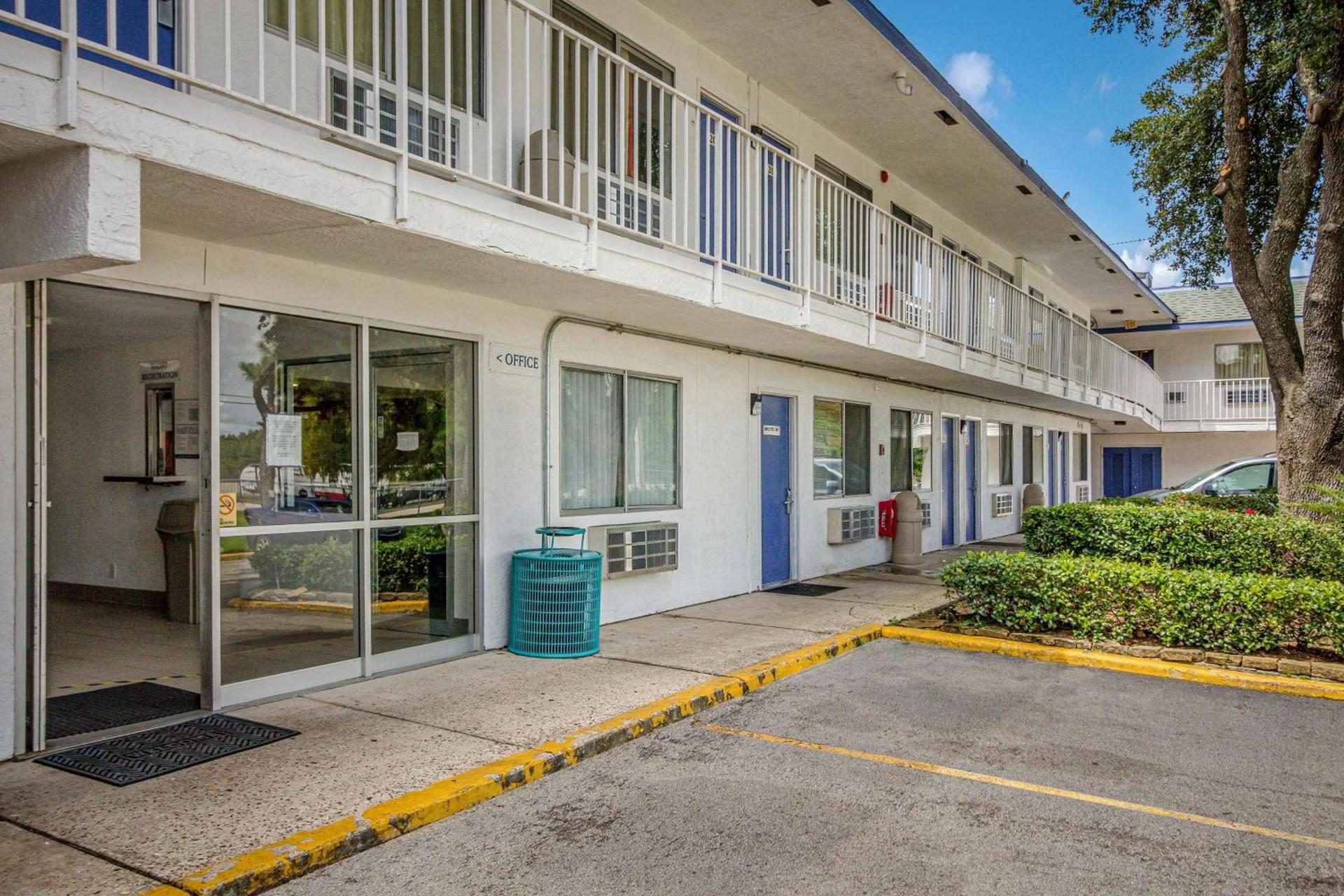 Motel 6-Conroe, TX photo 2