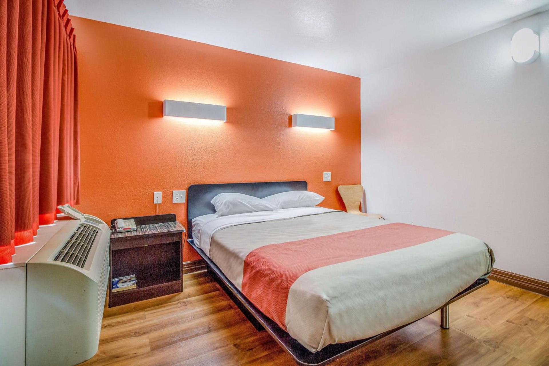 Motel 6-Conroe, TX photo 8