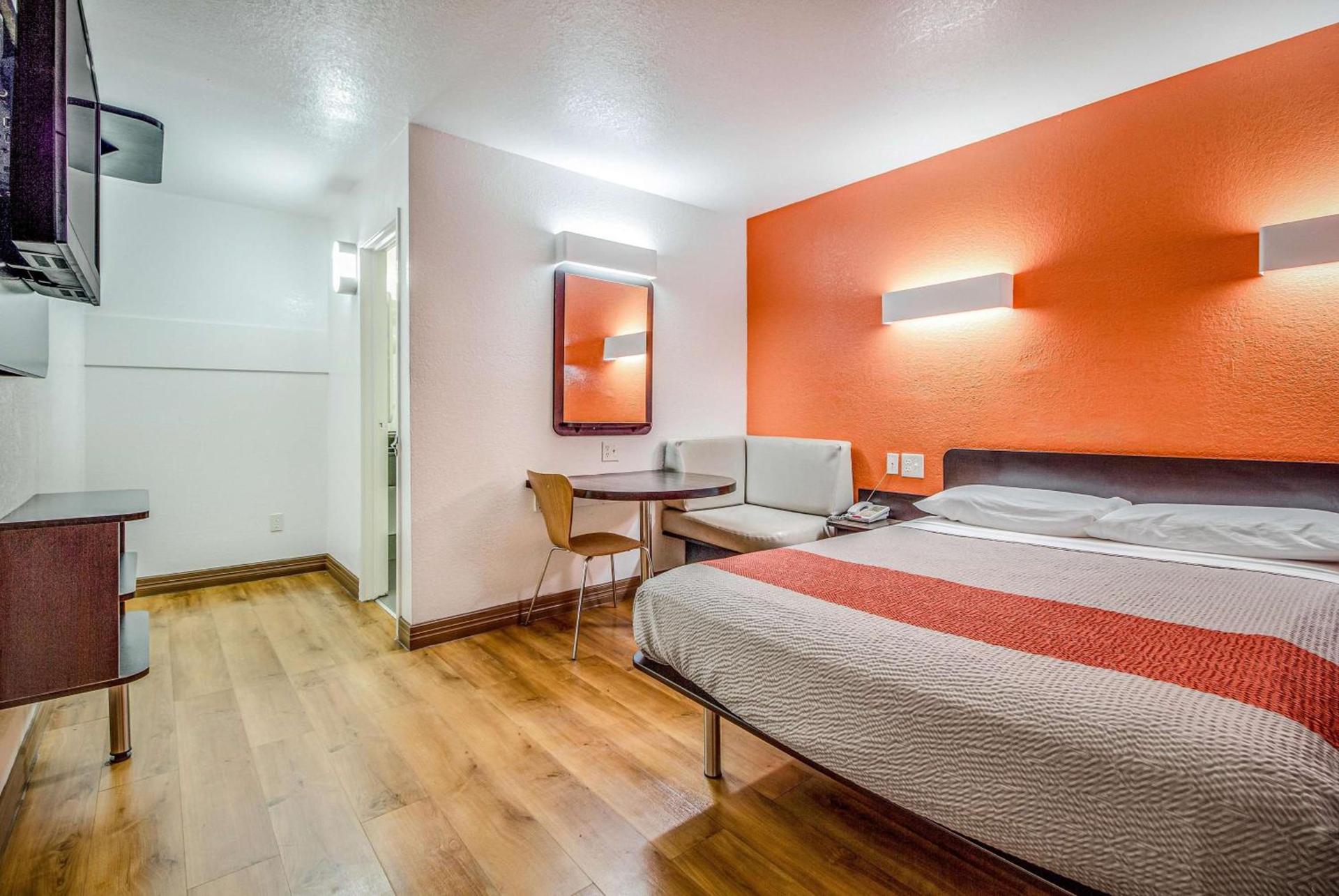 Motel 6-Conroe, TX photo 11