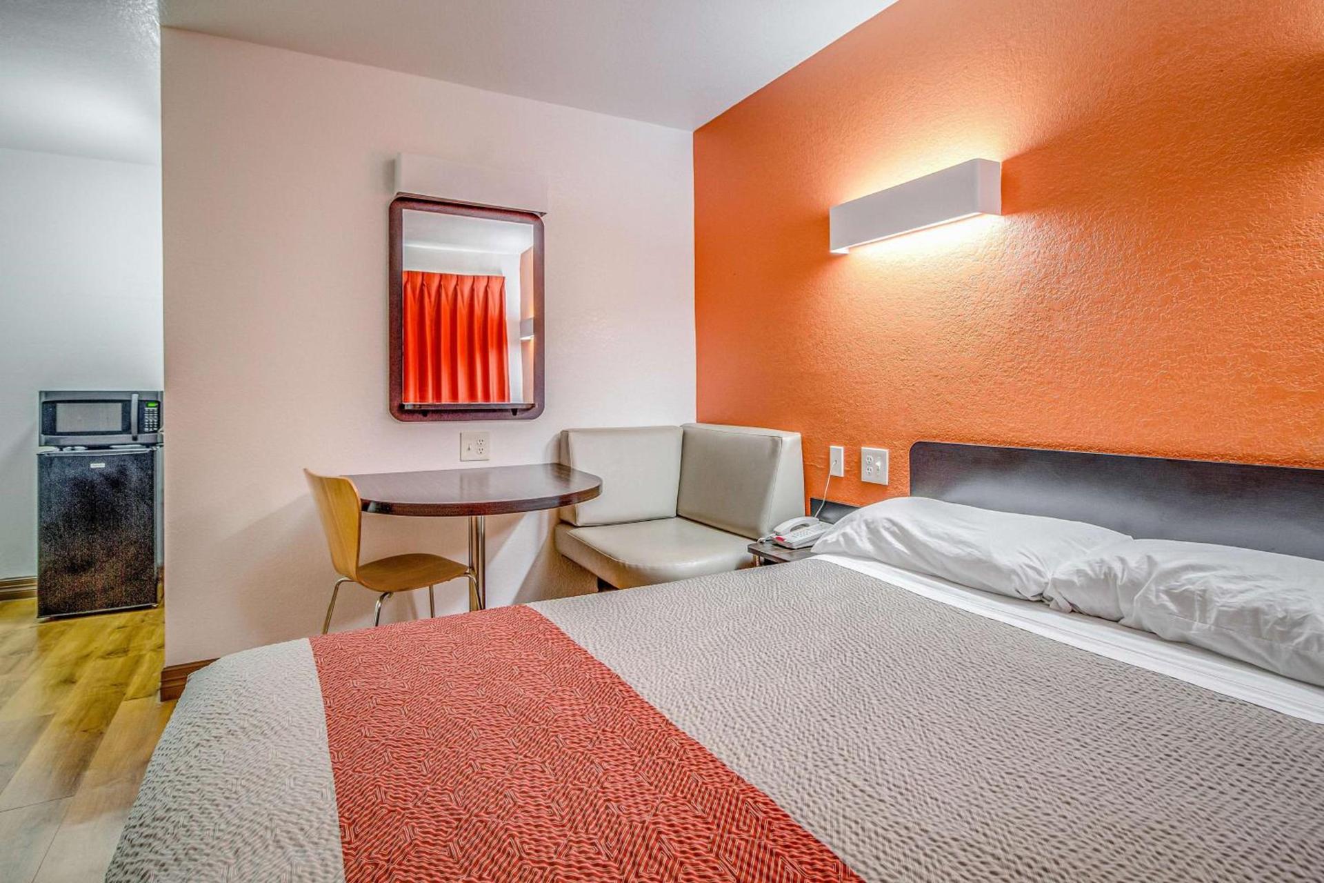 Motel 6-Conroe, TX photo 14