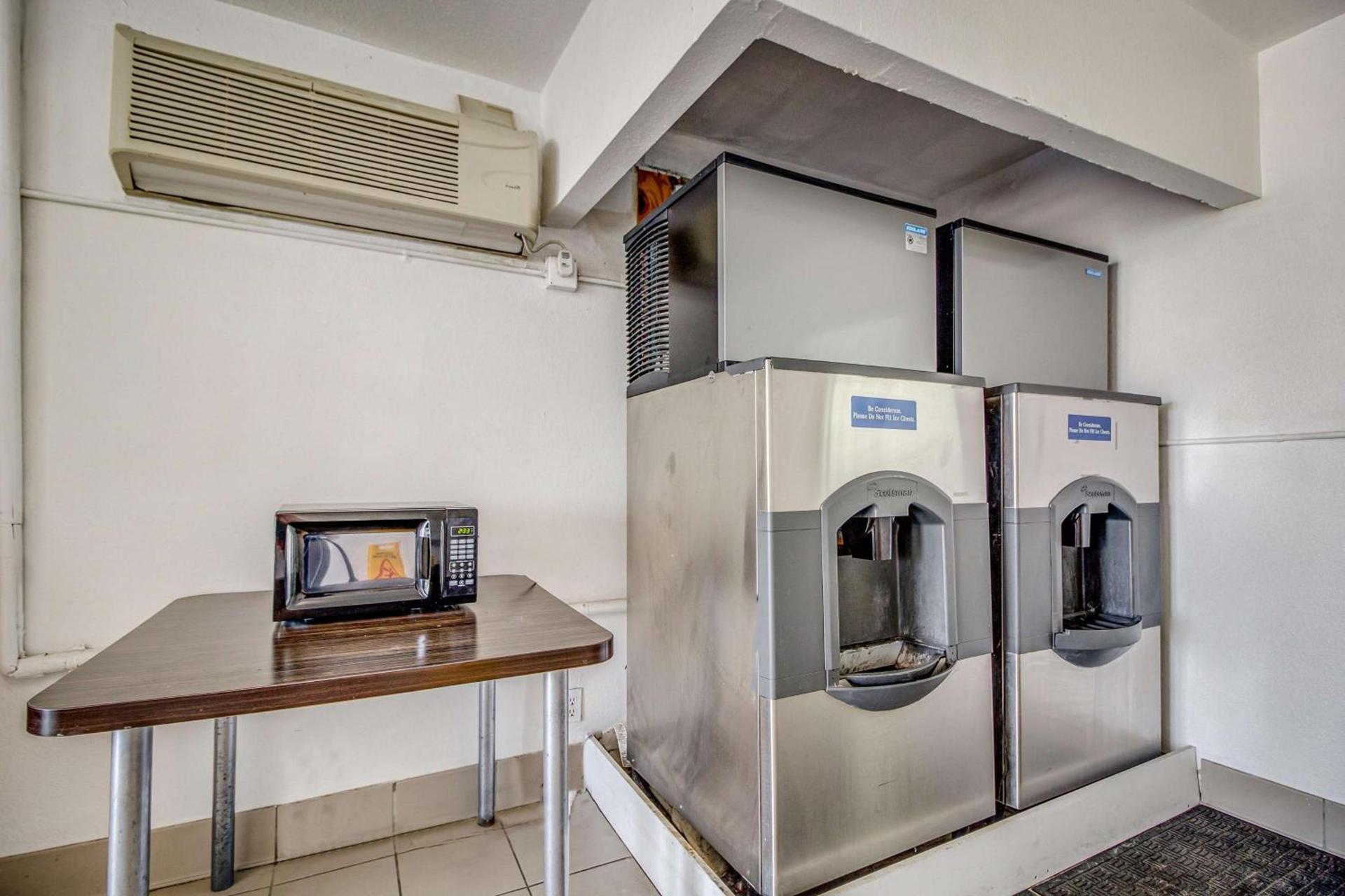 Motel 6-Conroe, TX photo 28