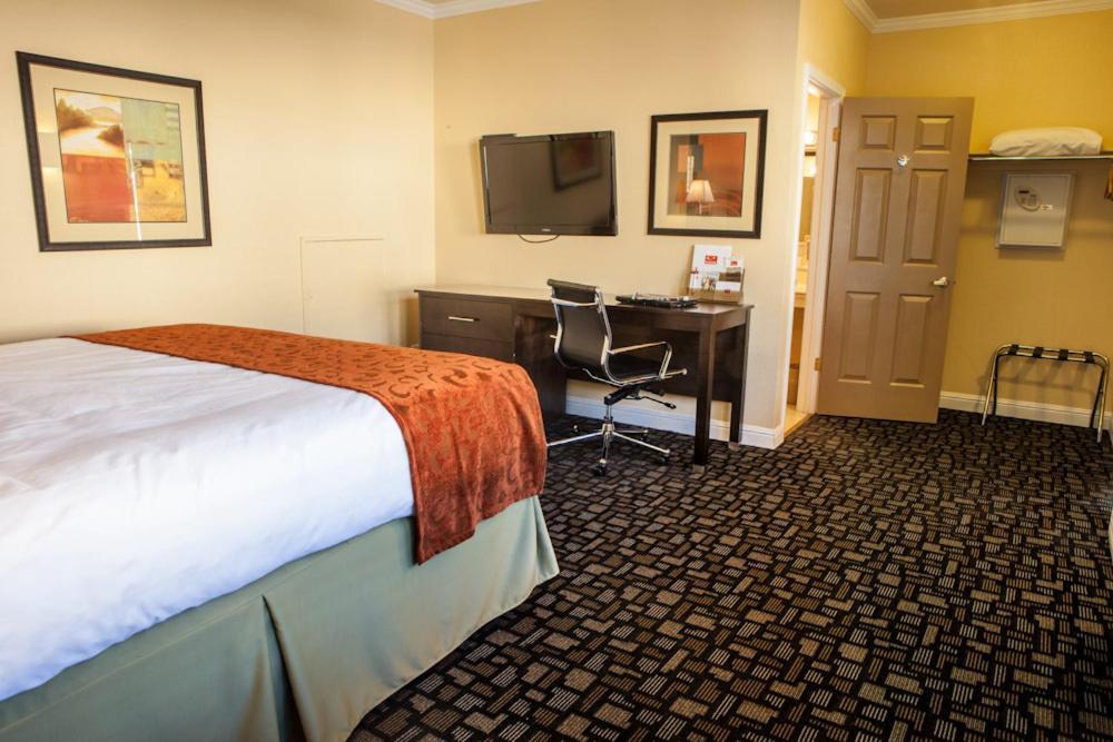 Marinwood Inn & Suites photo 9