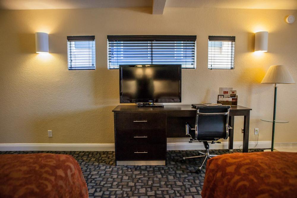 Marinwood Inn & Suites photo 7