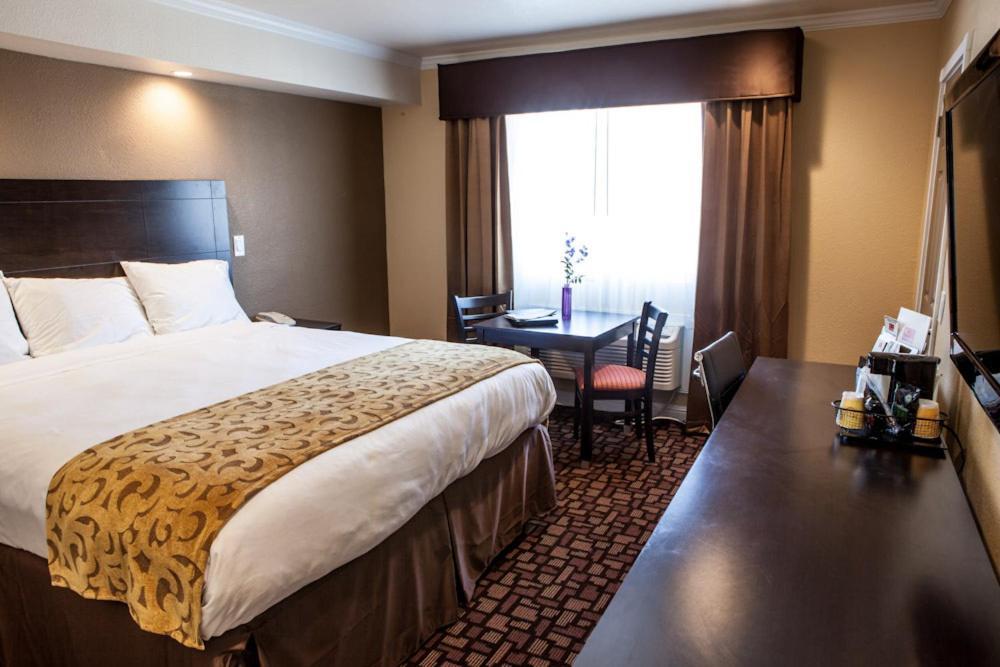 Marinwood Inn & Suites photo 4