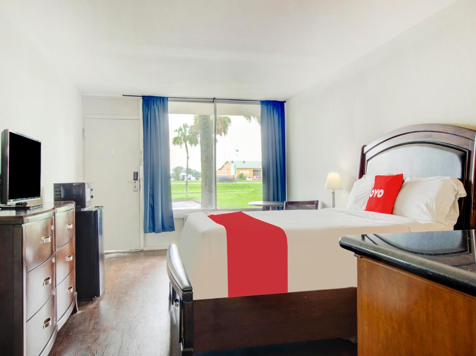 OYO Hotel Dundee By Crystal Lake photo 8