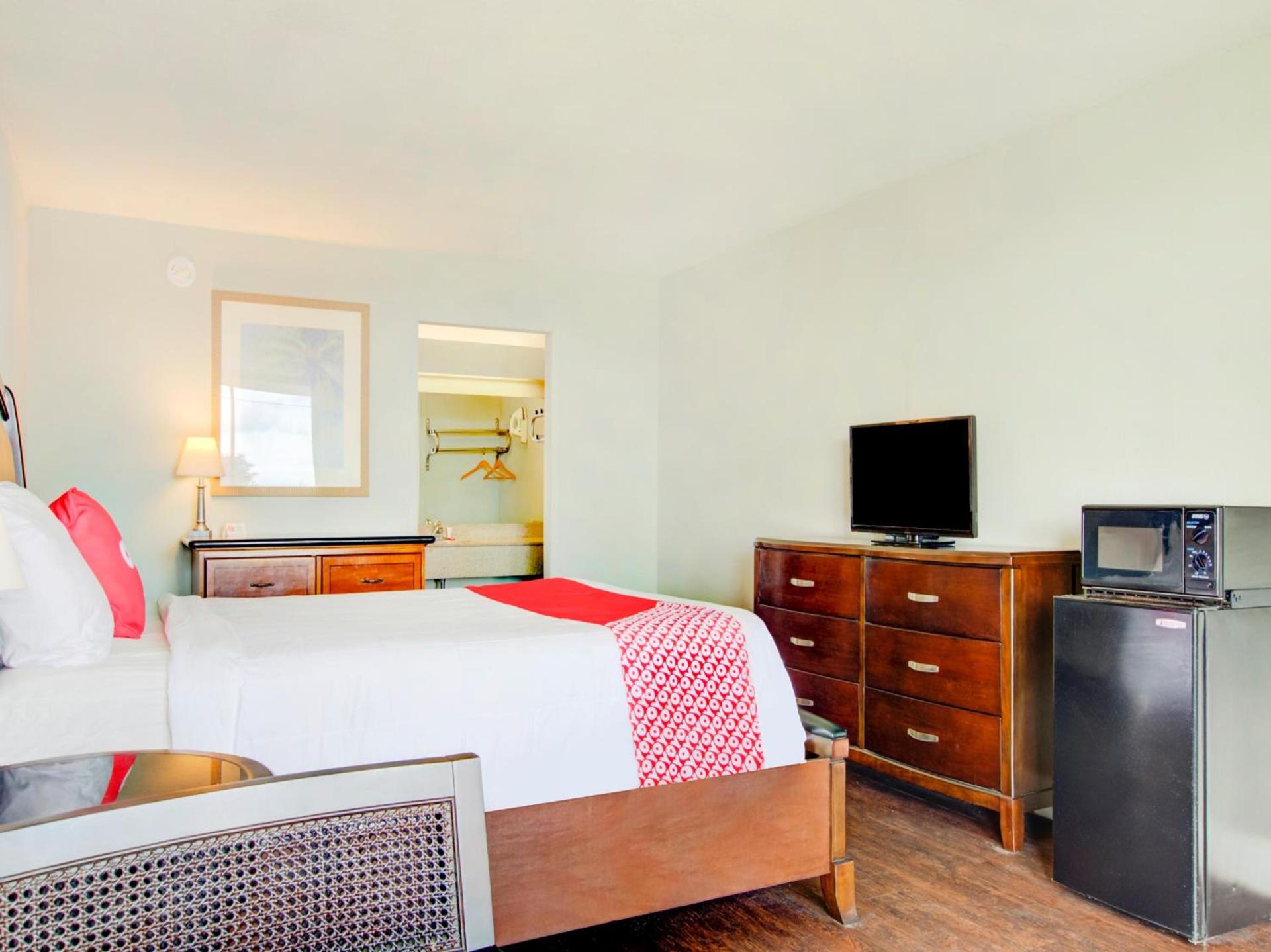 OYO Hotel Dundee By Crystal Lake photo 14