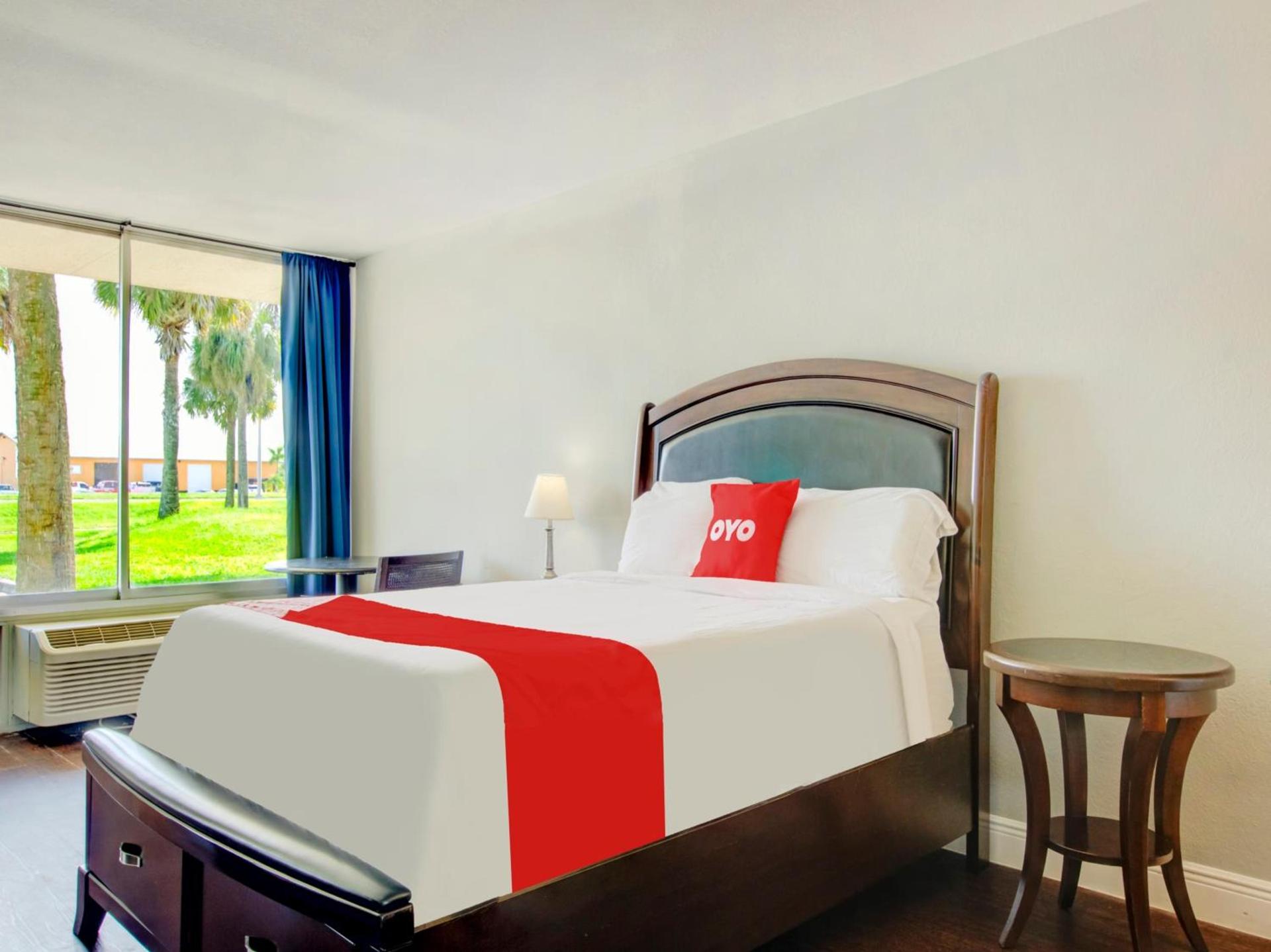 OYO Hotel Dundee By Crystal Lake photo 3