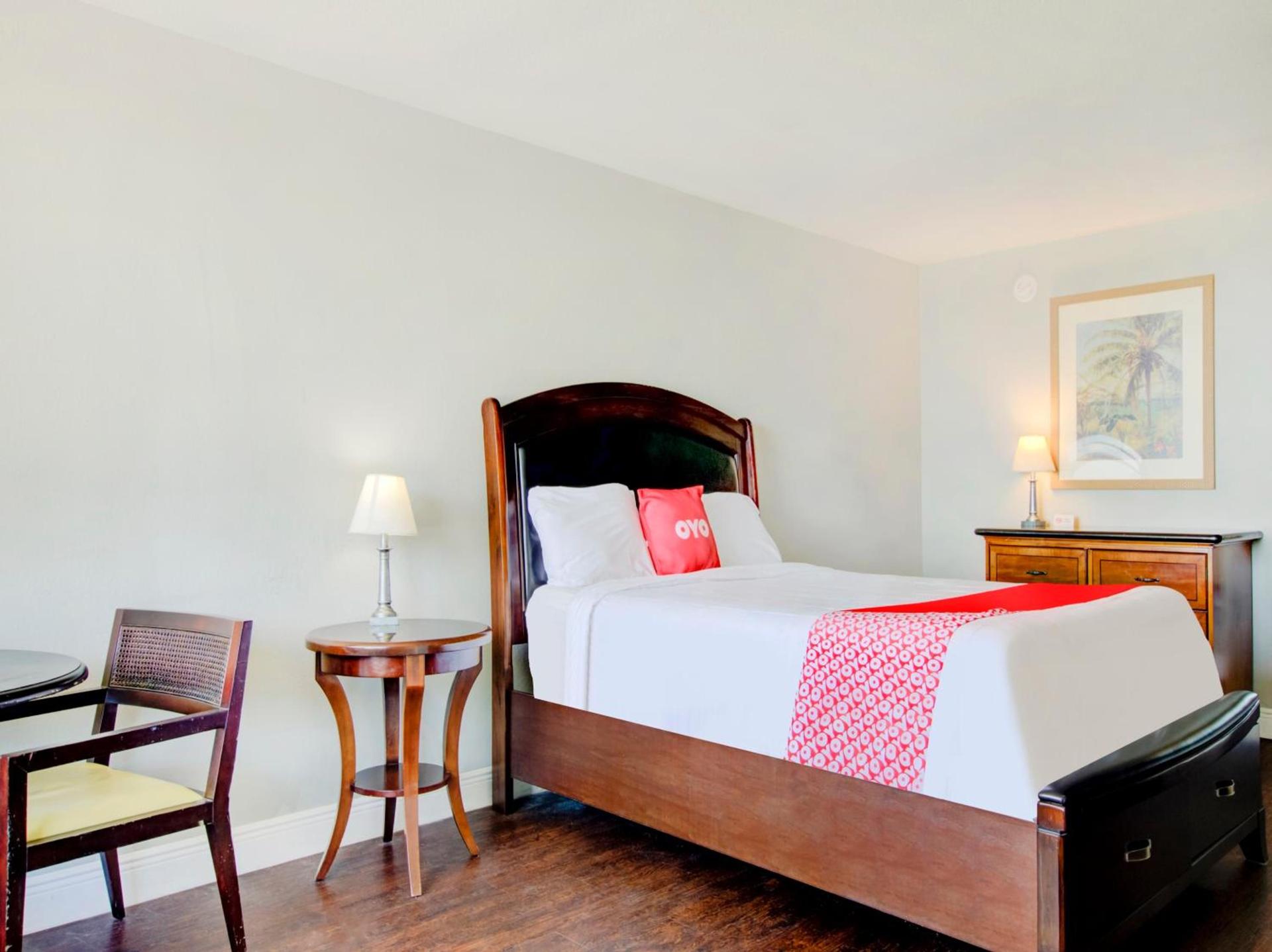 OYO Hotel Dundee By Crystal Lake photo 9