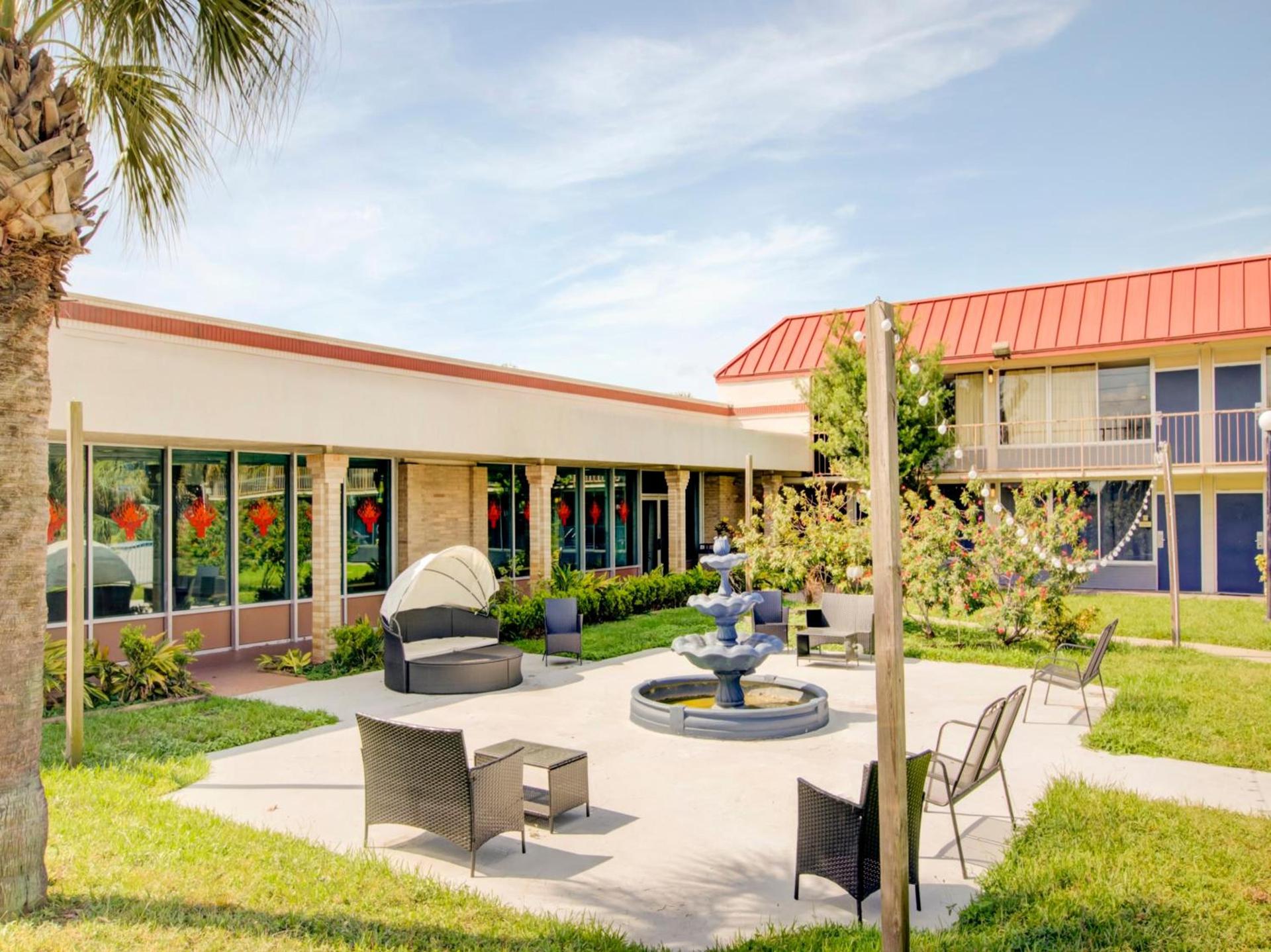 OYO Hotel Dundee By Crystal Lake photo 12