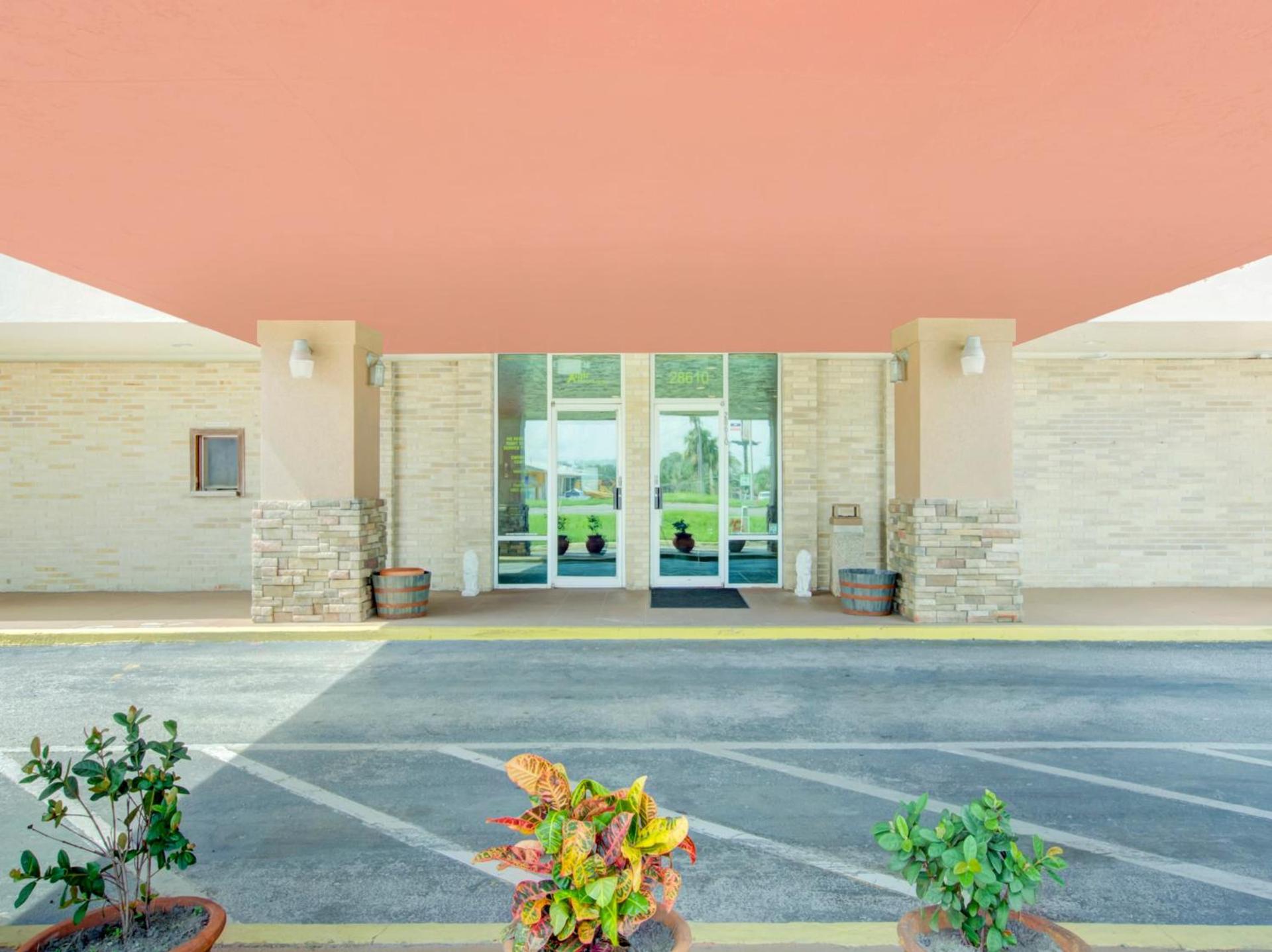 OYO Hotel Dundee By Crystal Lake photo 32