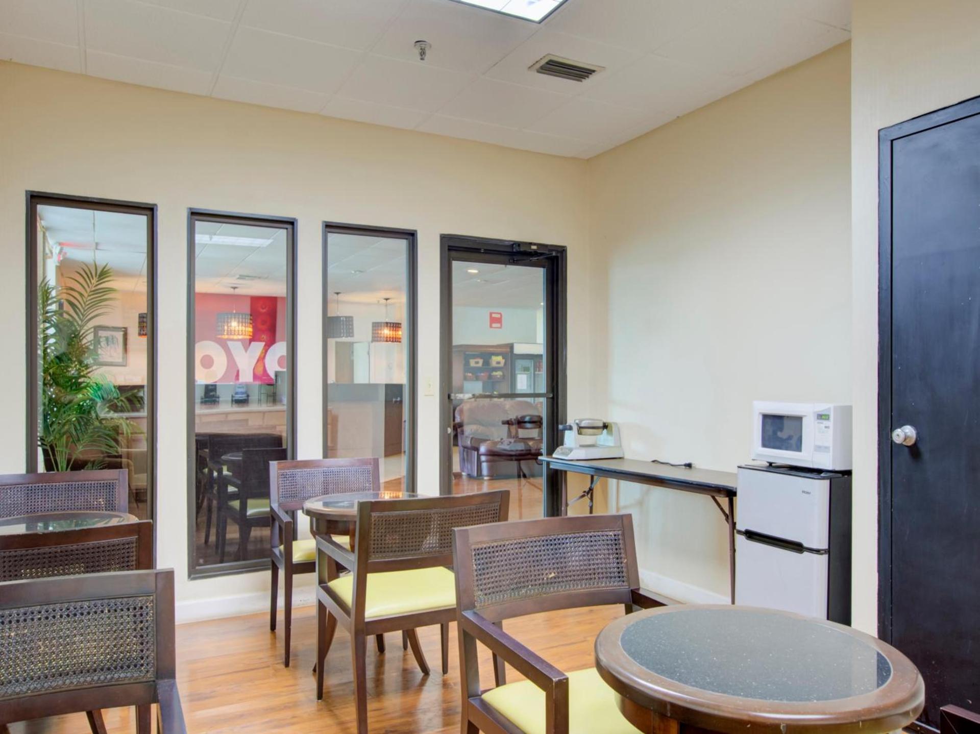 OYO Hotel Dundee By Crystal Lake photo 22