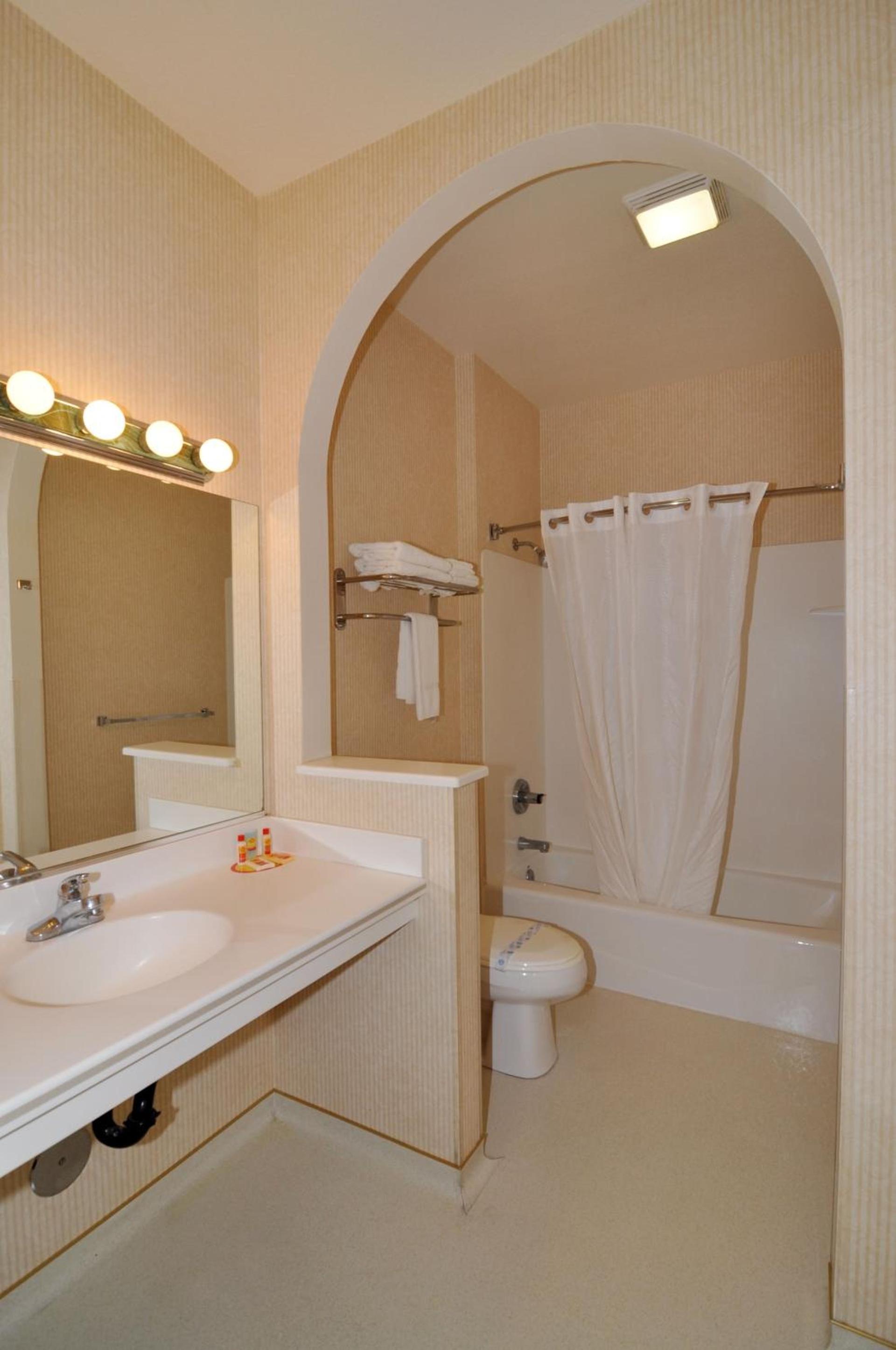 Marinwood Inn & Suites photo 14