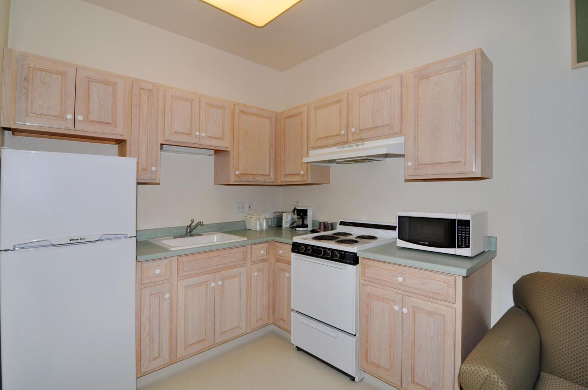Marinwood Inn & Suites photo 2