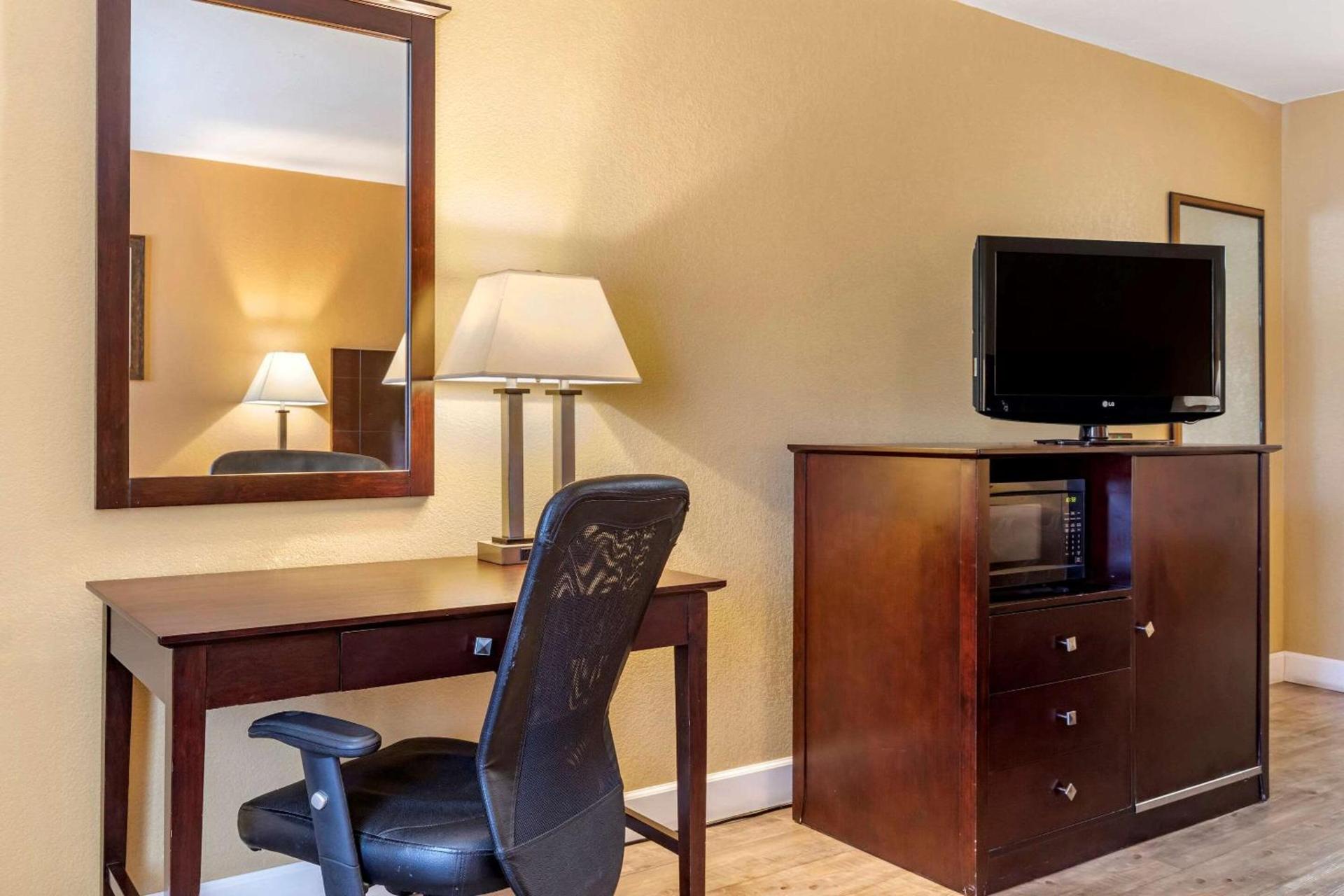 Quality Inn Russellville I-40 photo 9