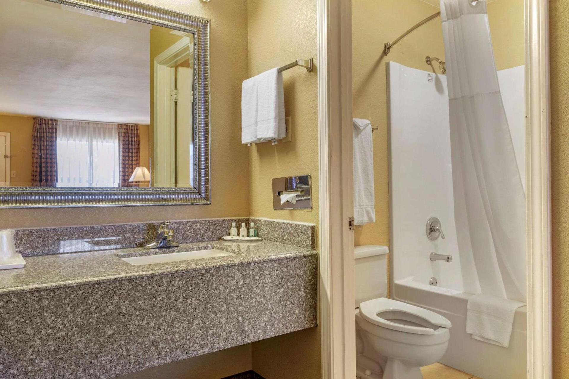 Quality Inn Russellville I-40 photo 15